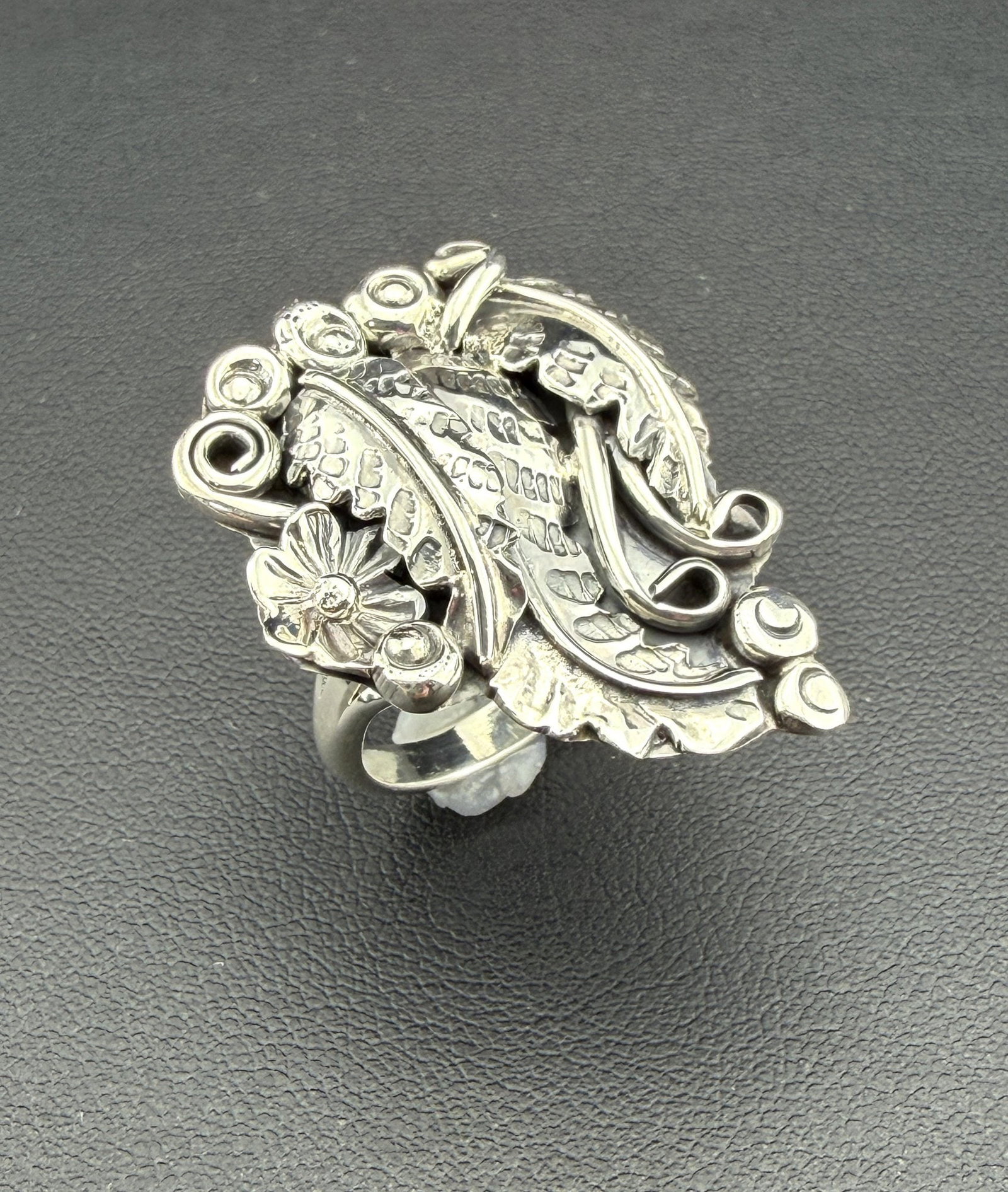 Collectable Signed Zuni Artist, Henry Yawakia HBY Designer 925 Sterling Silver Leaves Ring- Brand: Please refer to the title and photos for the item description and condition. If you have any questions, please do not hesitate to contact us before placing your bid.We offer combined in-house shipping