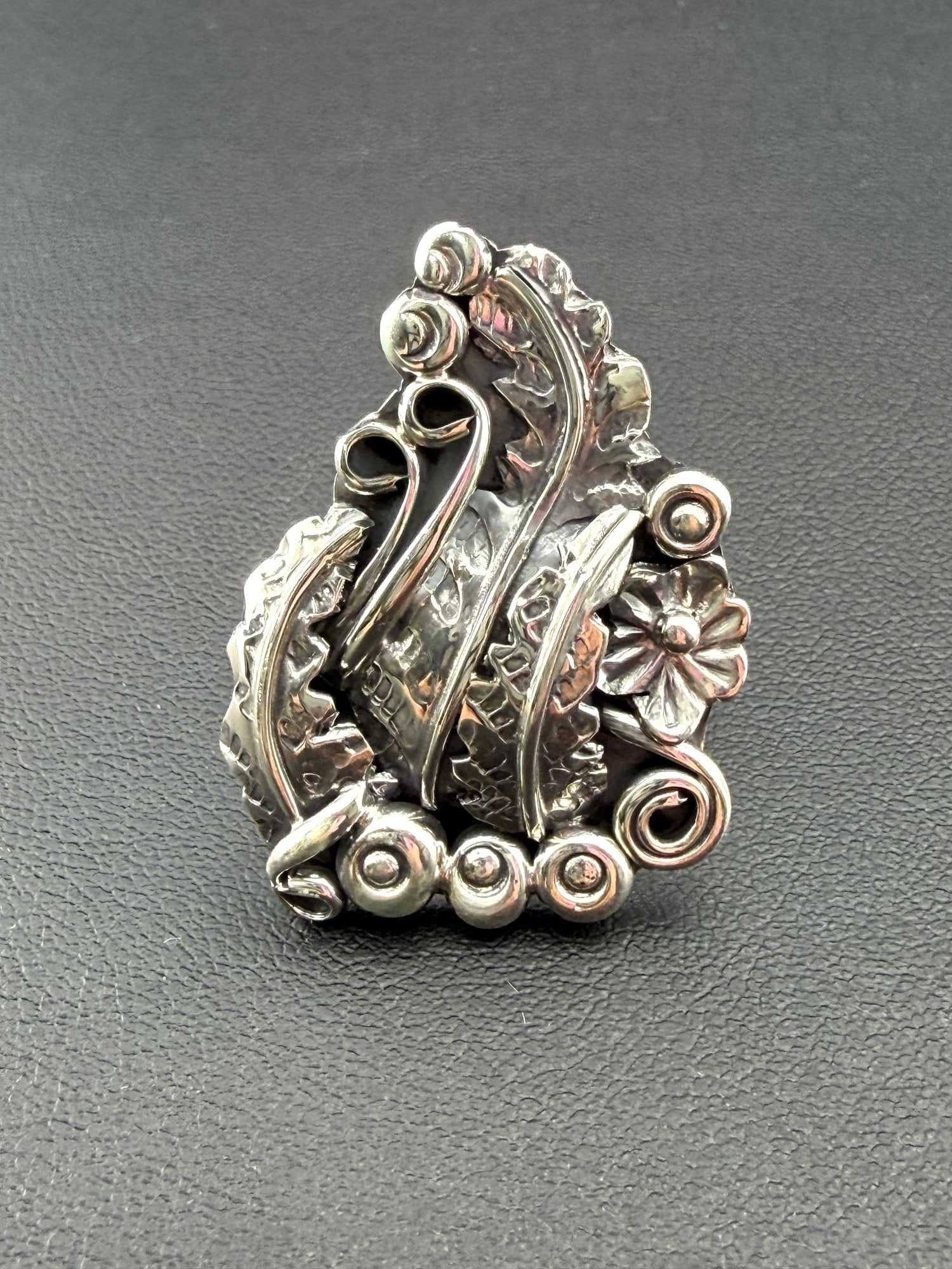 Collectable Signed Zuni Artist, Henry Yawakia HBY Designer 925 Sterling Silver Leaves Ring- Brand: Please refer to the title and photos for the item description and condition. If you have any questions, please do not hesitate to contact us before placing your bid.We offer combined in-house shipping