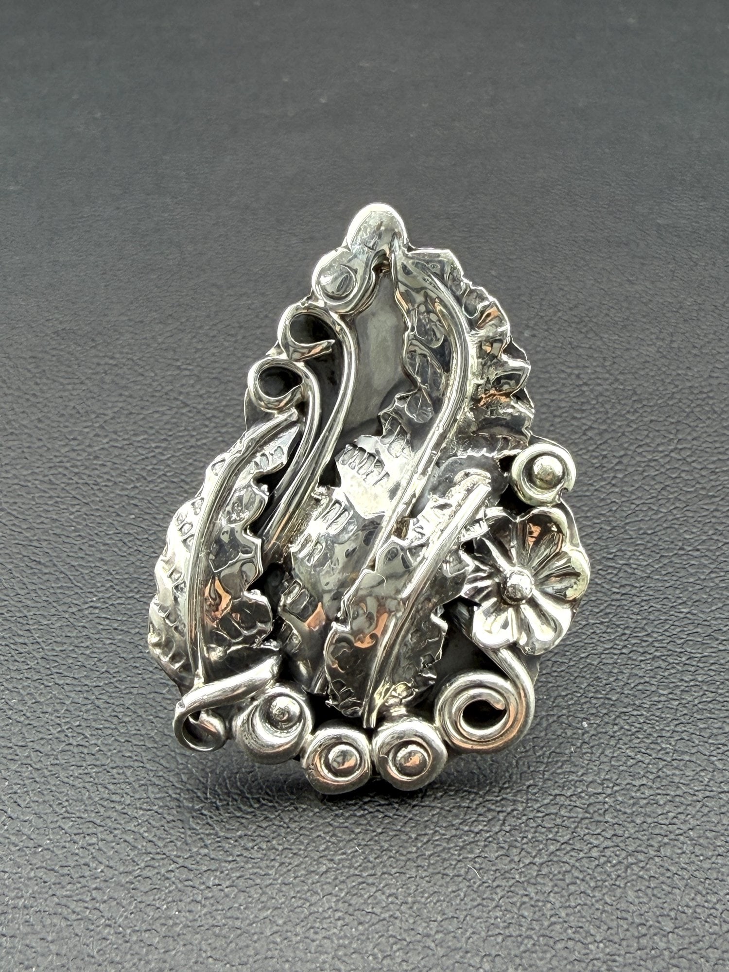 Collectable Signed Zuni Artist, Henry Yawakia HBY Designer 925 Sterling Silver Leaves Ring- Brand
