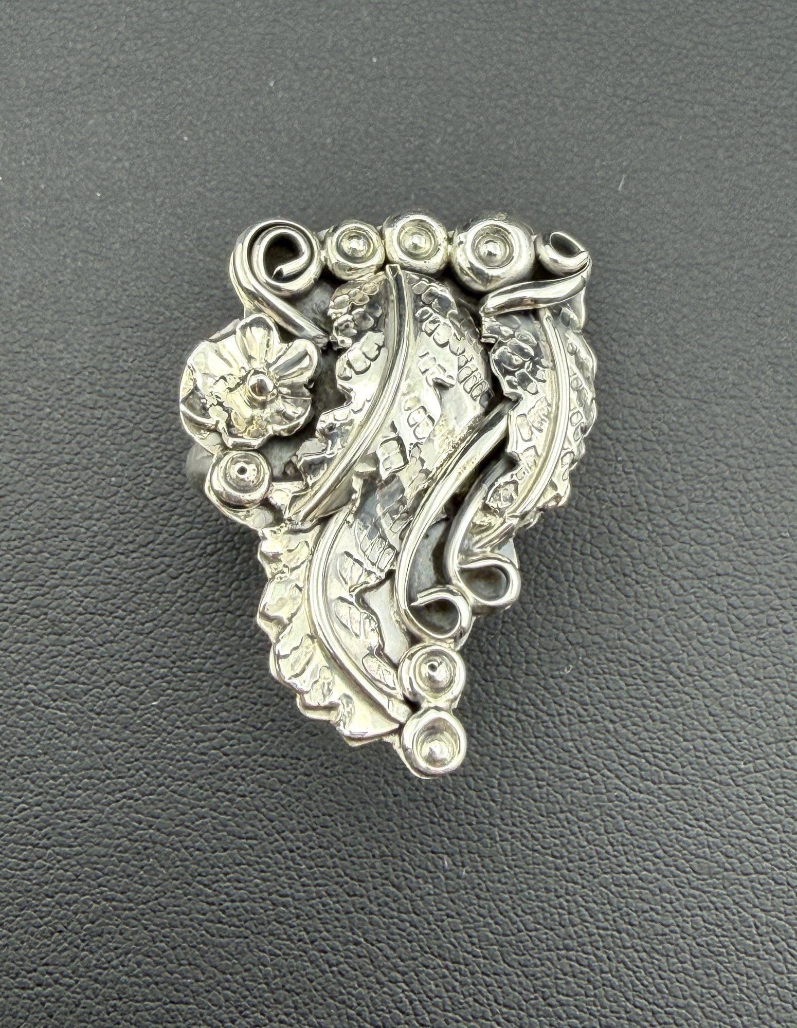 Collectable Signed Zuni Artist, Henry Yawakia HBY Designer 925 Sterling Silver Leaves Ring- Brand: Please refer to the title and photos for the item description and condition. If you have any questions, please do not hesitate to contact us before placing your bid.We offer combined in-house shipping