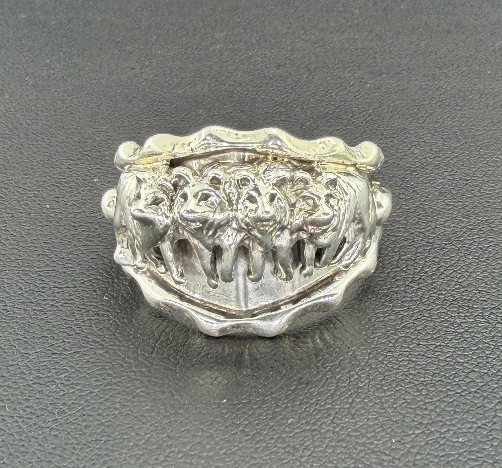 Collectable Signed Running Bear Native American Designer 925 Sterling Silver Pack Of Wolves Ring