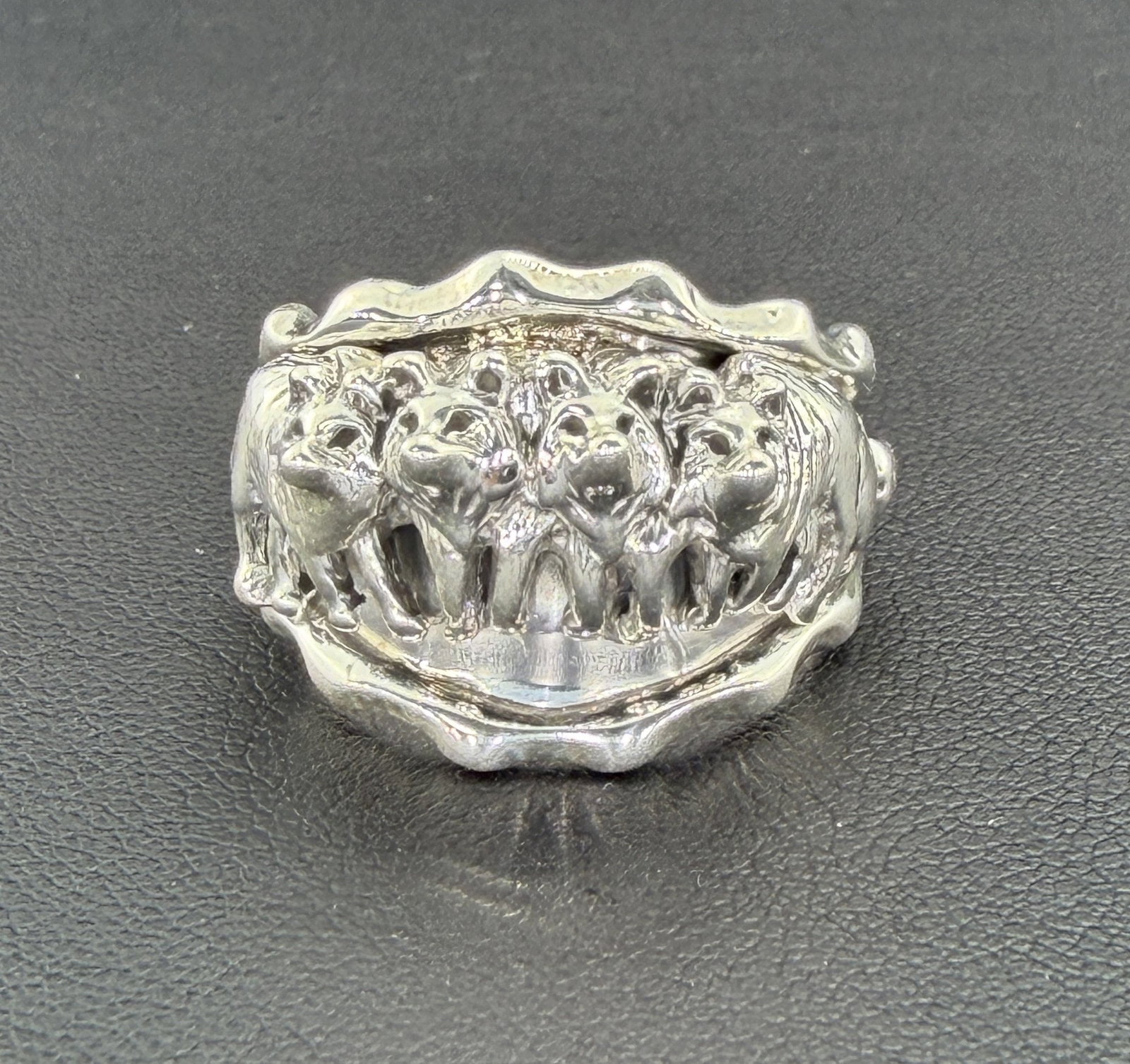 Collectable Signed Running Bear Native American Designer 925 Sterling Silver Pack Of Wolves Ring