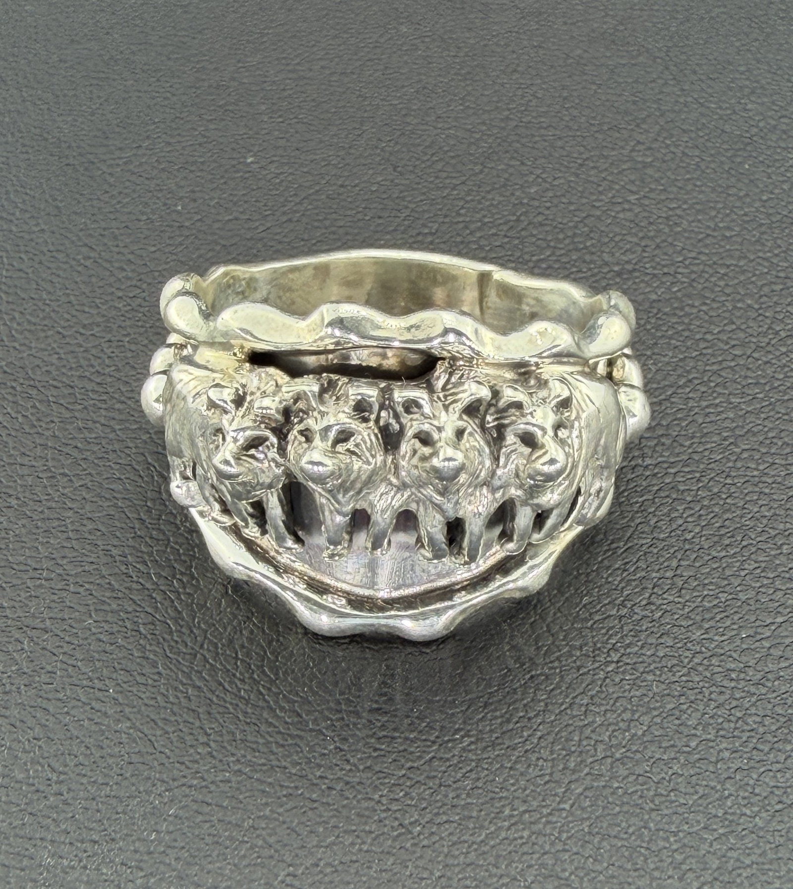 Collectable Signed Running Bear Native American Designer 925 Sterling Silver Pack Of Wolves Ring