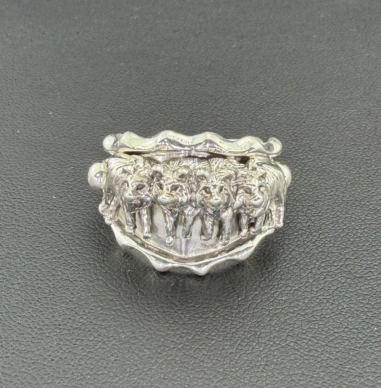 Collectable Signed Running Bear Native American Designer 925 Sterling Silver Pack Of Wolves Ring
