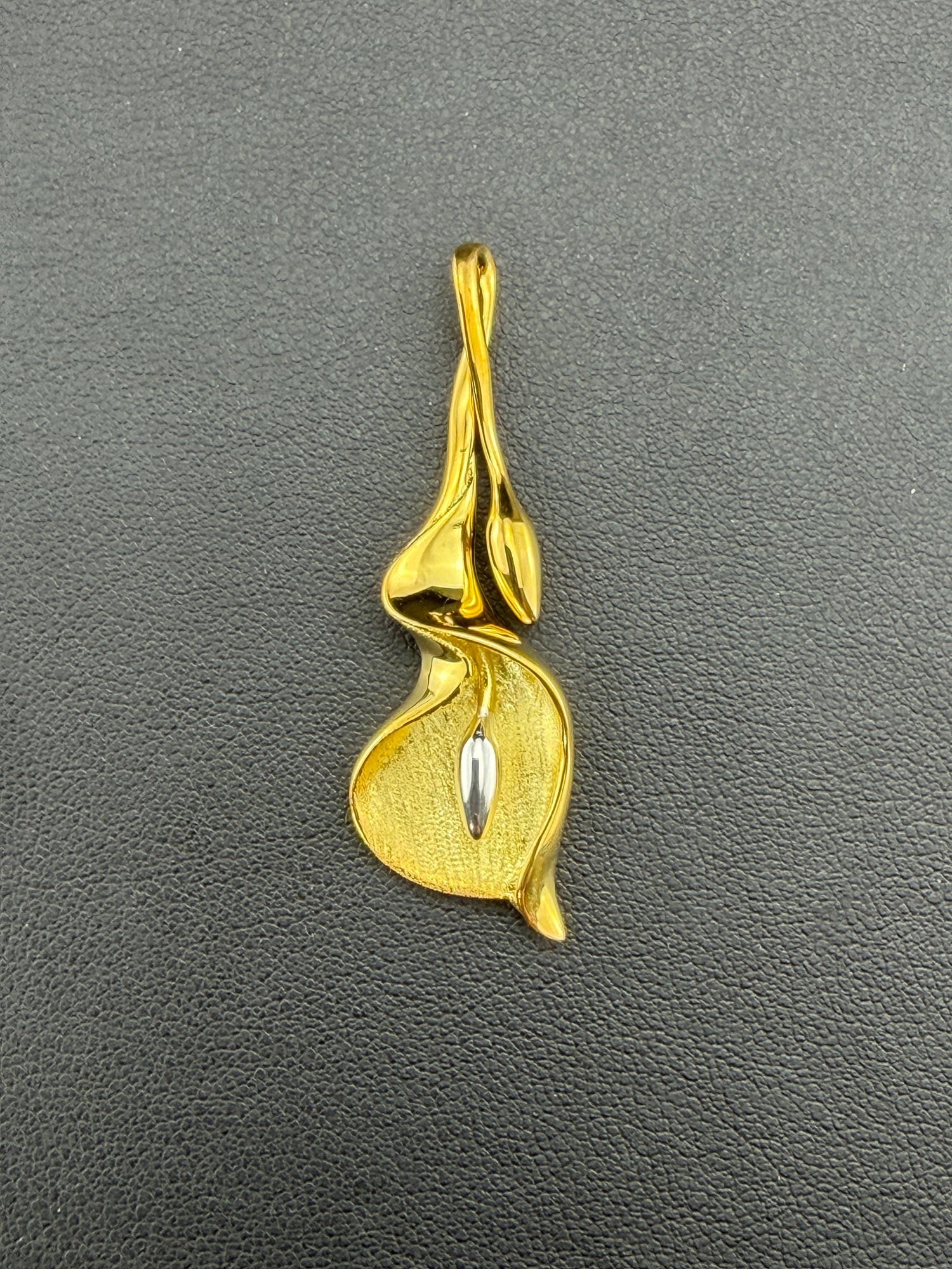 Lily Flower Pendant Brand New Solid 925 Sterling Silver Stamped Gold Electroplated