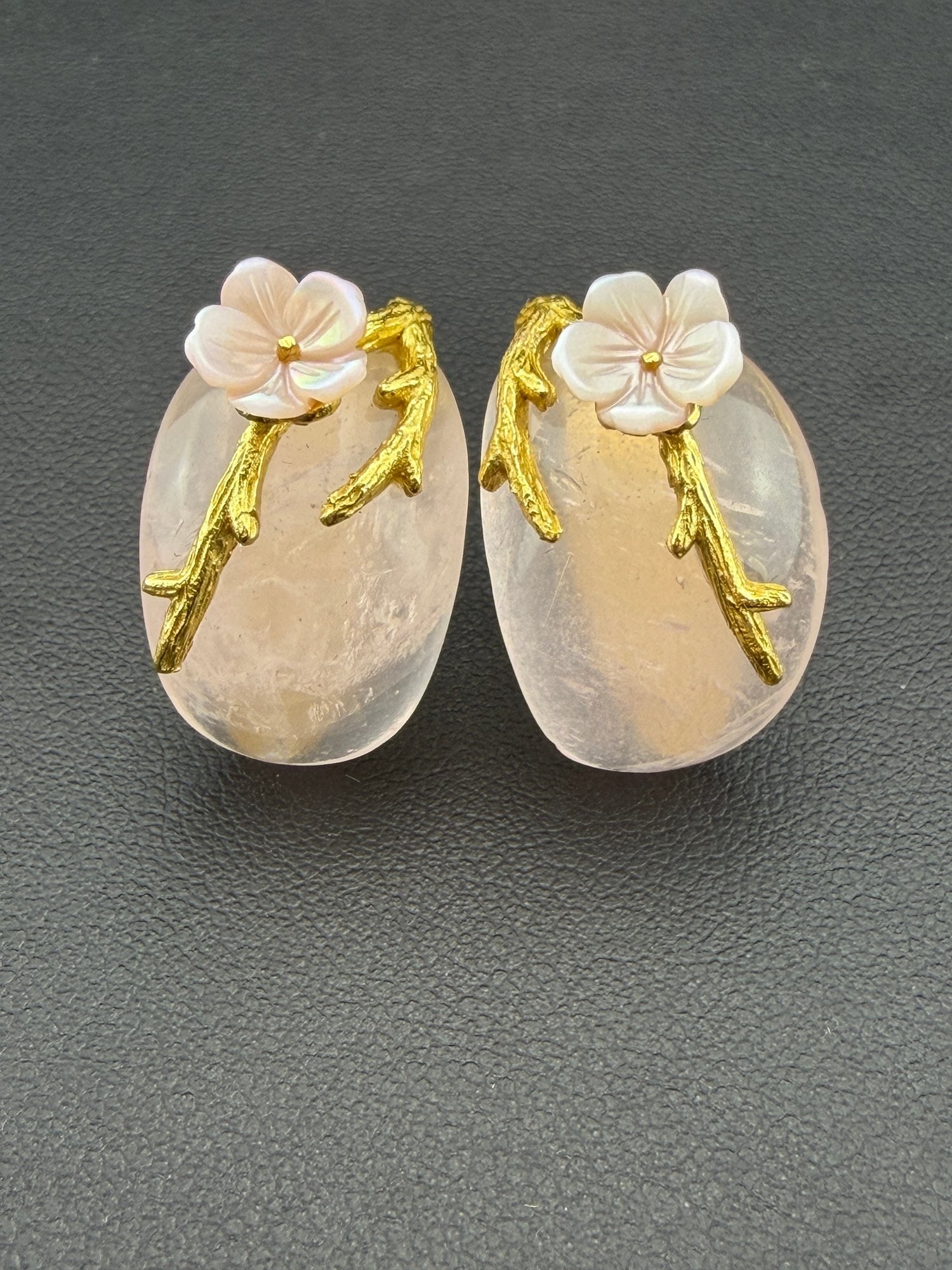 Rose Quartz Pearl Stud Earrings Brand New Solid 925 Sterling Silver Stamped Gold Electroplated: Please refer to the title and photos for the item description and condition. If you have any questions, please do not hesitate to contact us before placing your bid.We offer combined in-house shipping