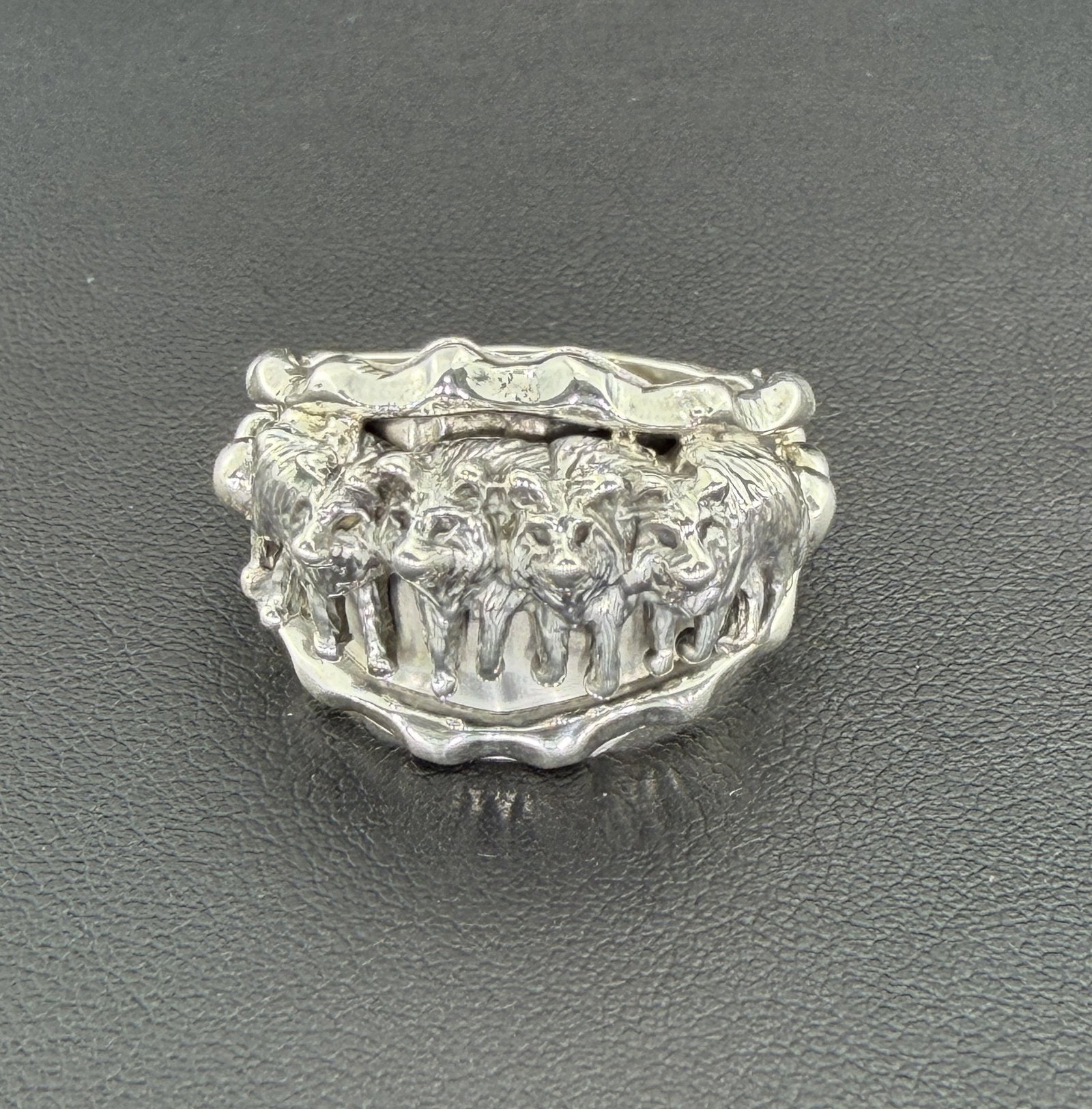 Signed Running Bear Native American Designer 925 Sterling Silver Pack Of Wolves Ring Brand New