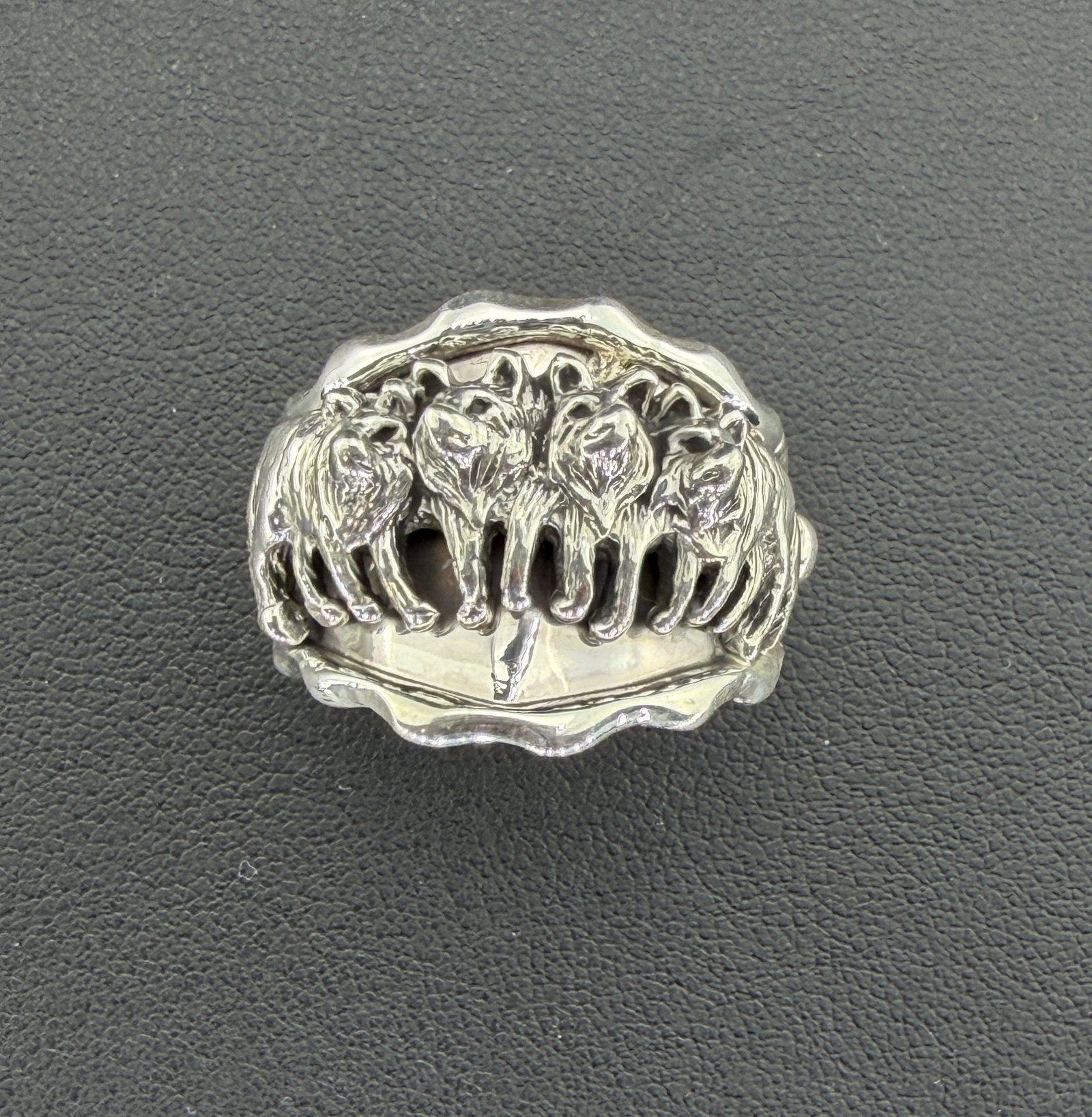 Signed Running Bear Native American Designer 925 Sterling Silver Pack Of Wolves Ring Brand New