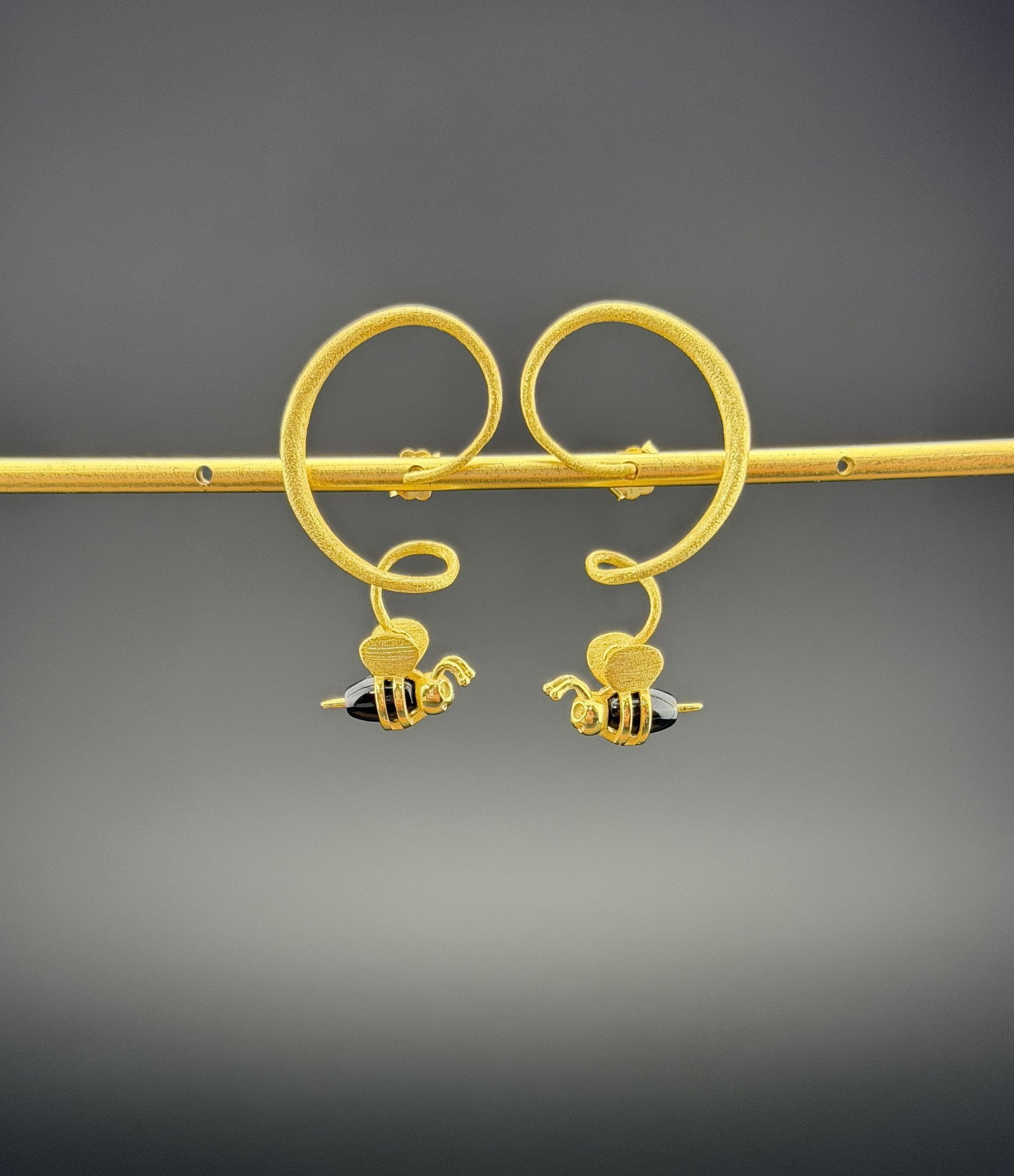 Bee Stud Earrings Brand New Solid 925 Sterling Silver Stamped Gold Electroplated: Please refer to the title and photos for the item description and condition. If you have any questions, please do not hesitate to contact us before placing your bid.We offer combined in-house shipping