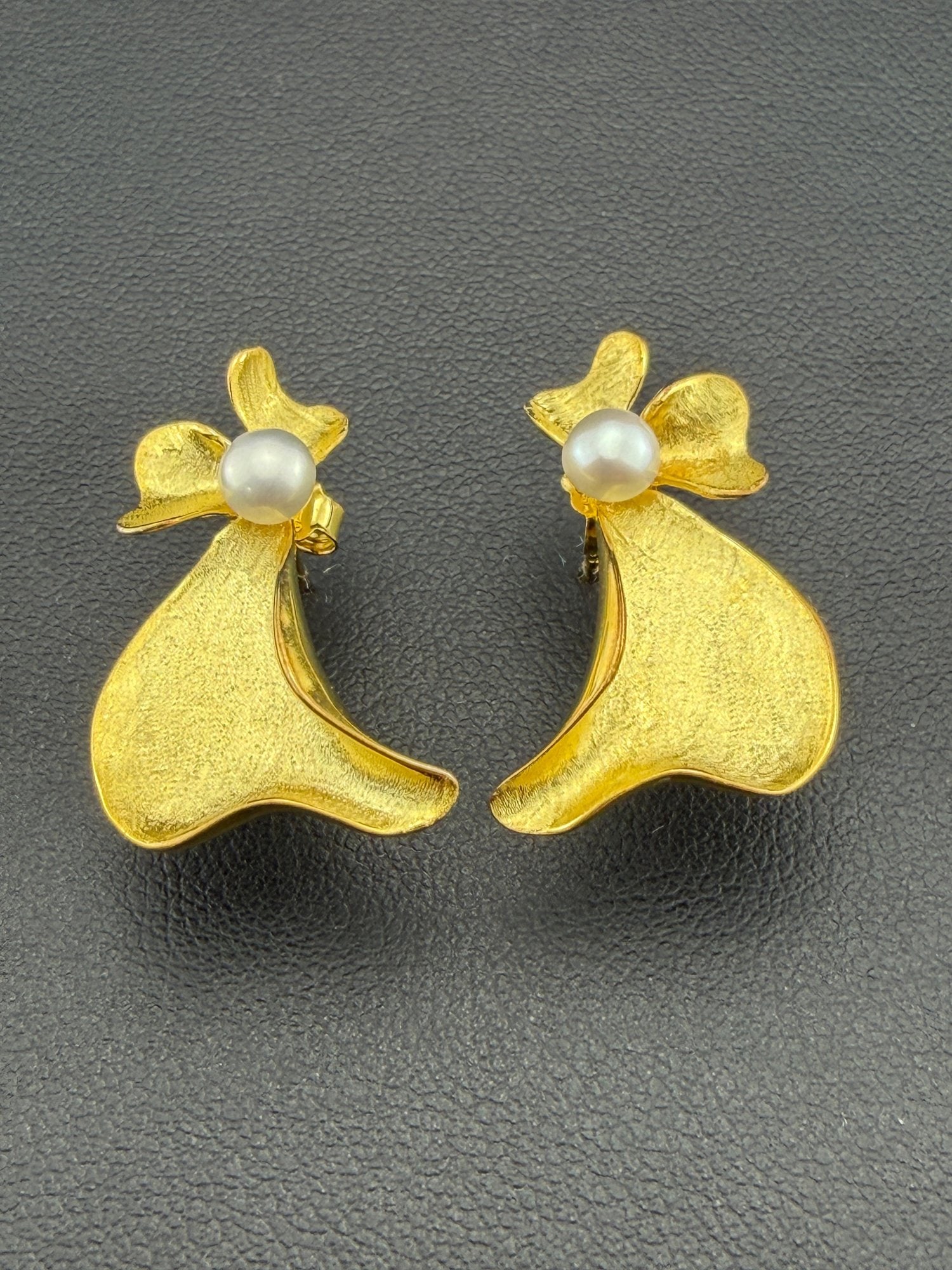 Pearl Stud Earrings Brand New Solid 925 Sterling Silver Stamped Gold Electroplated: Please refer to the title and photos for the item description and condition. If you have any questions, please do not hesitate to contact us before placing your bid.We offer combined in-house shipping