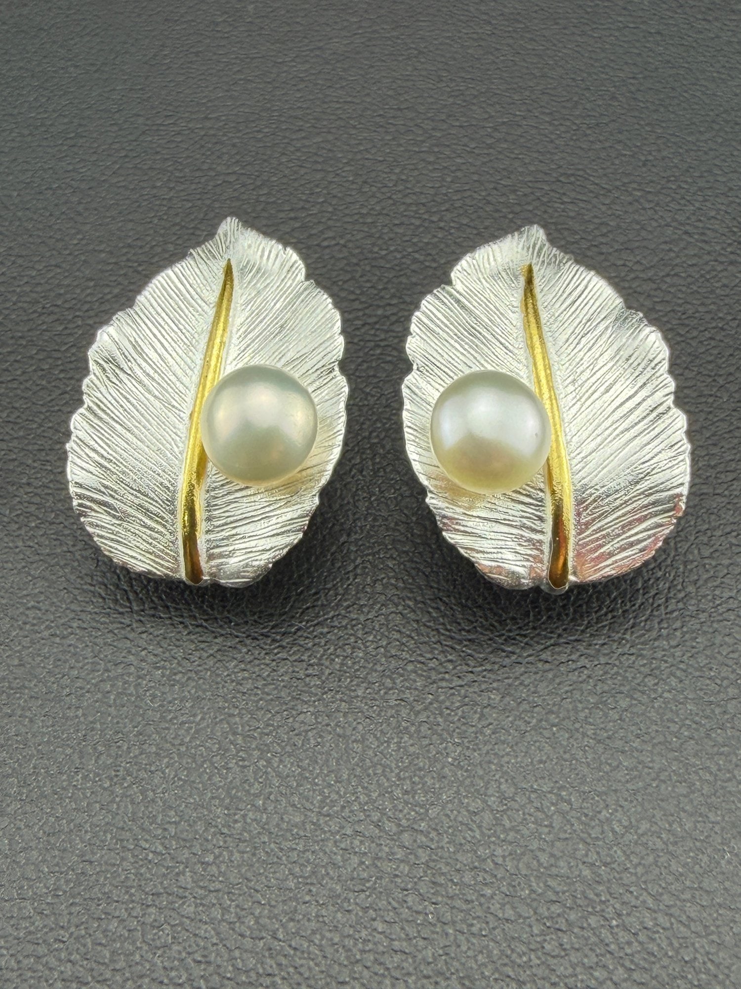 Pearl Stud Earrings Brand New Solid 925 Sterling Silver Stamped Gold Electroplated: Please refer to the title and photos for the item description and condition. If you have any questions, please do not hesitate to contact us before placing your bid.We offer combined in-house shipping