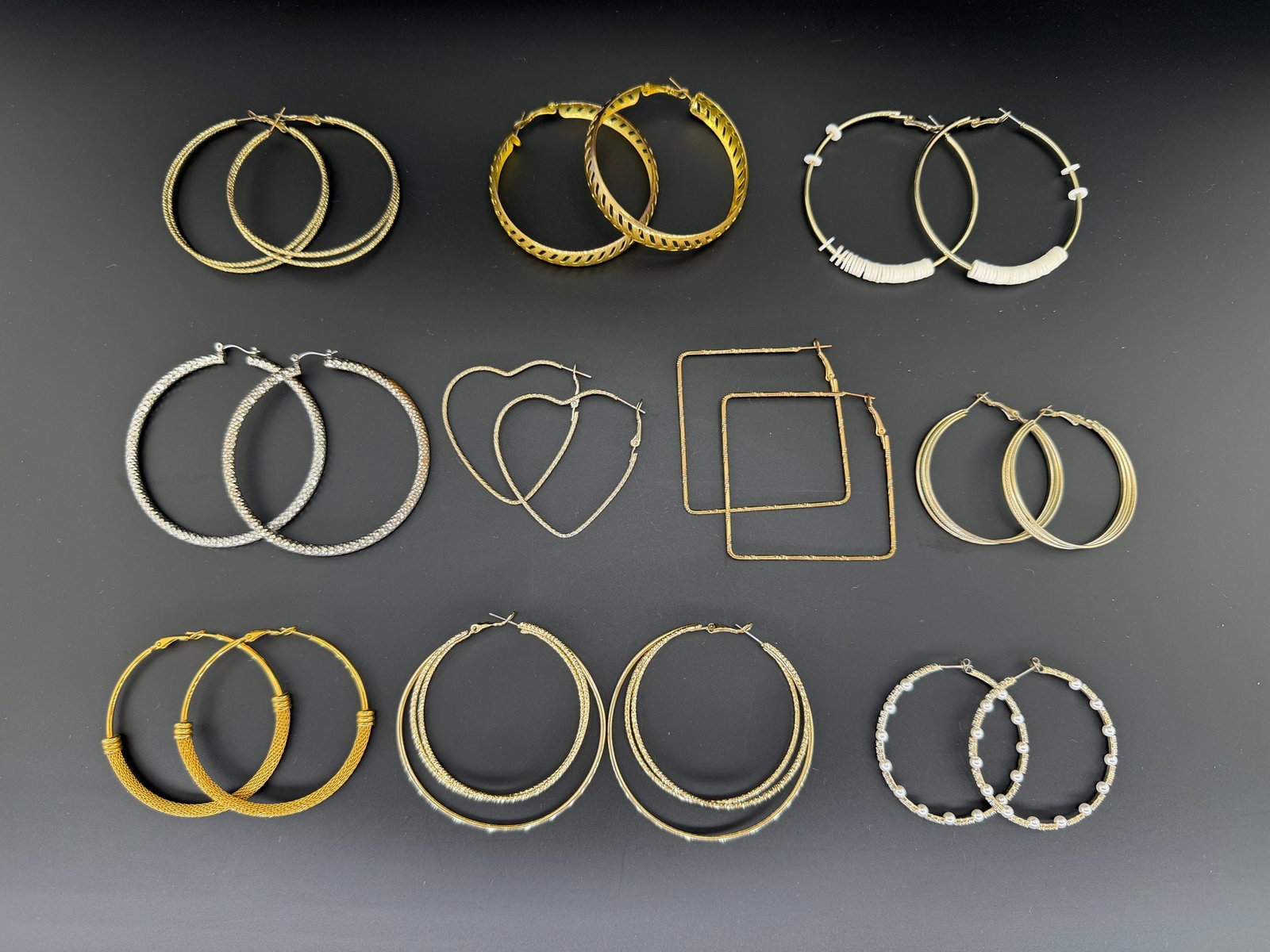 Vintage Earrings Mixed Lot: Please refer to the title and photos for the item description and condition. If you have any questions, please do not hesitate to contact us before placing your bid.We offer combined in-house shipping