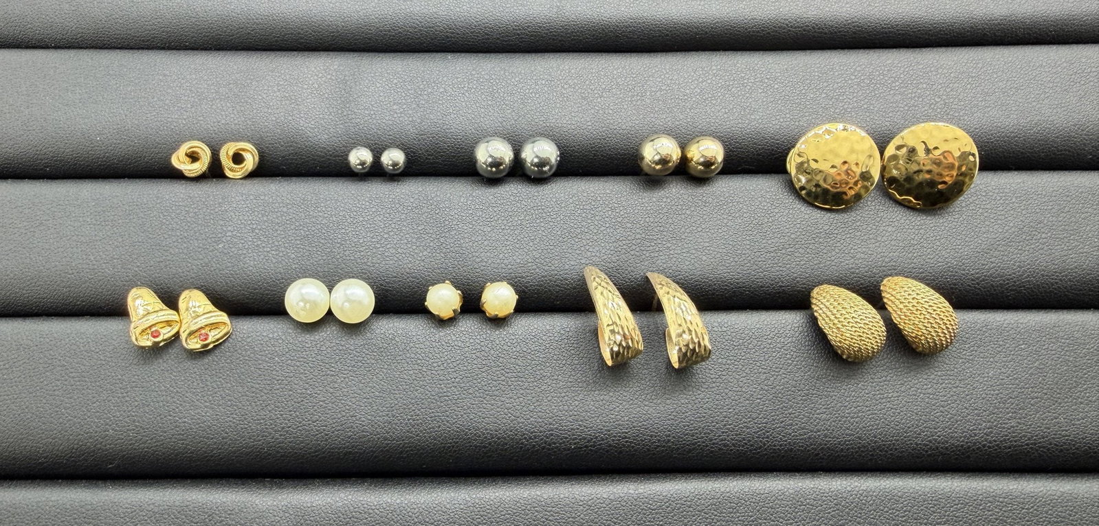 Vintage Earrings Mixed Lot: 1.Vintage Earrings Mixed Lot- See Pictures2.See item descriptions and photos in the images — please ask any questions prior to bidding; bidding is binding.3. Please review all item descriptions 