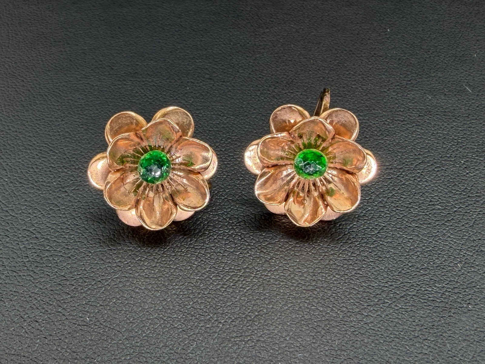 Pre-owned Vintage 925 Sterling Silver With A Gold-wash Green Stone: 1. Pre-owned- Vintage 925 sterling silver with a gold-wash green stone2. All stamps hallmarks or markings are shown as received and are for reference purposes only. Verification is the sole responsibi