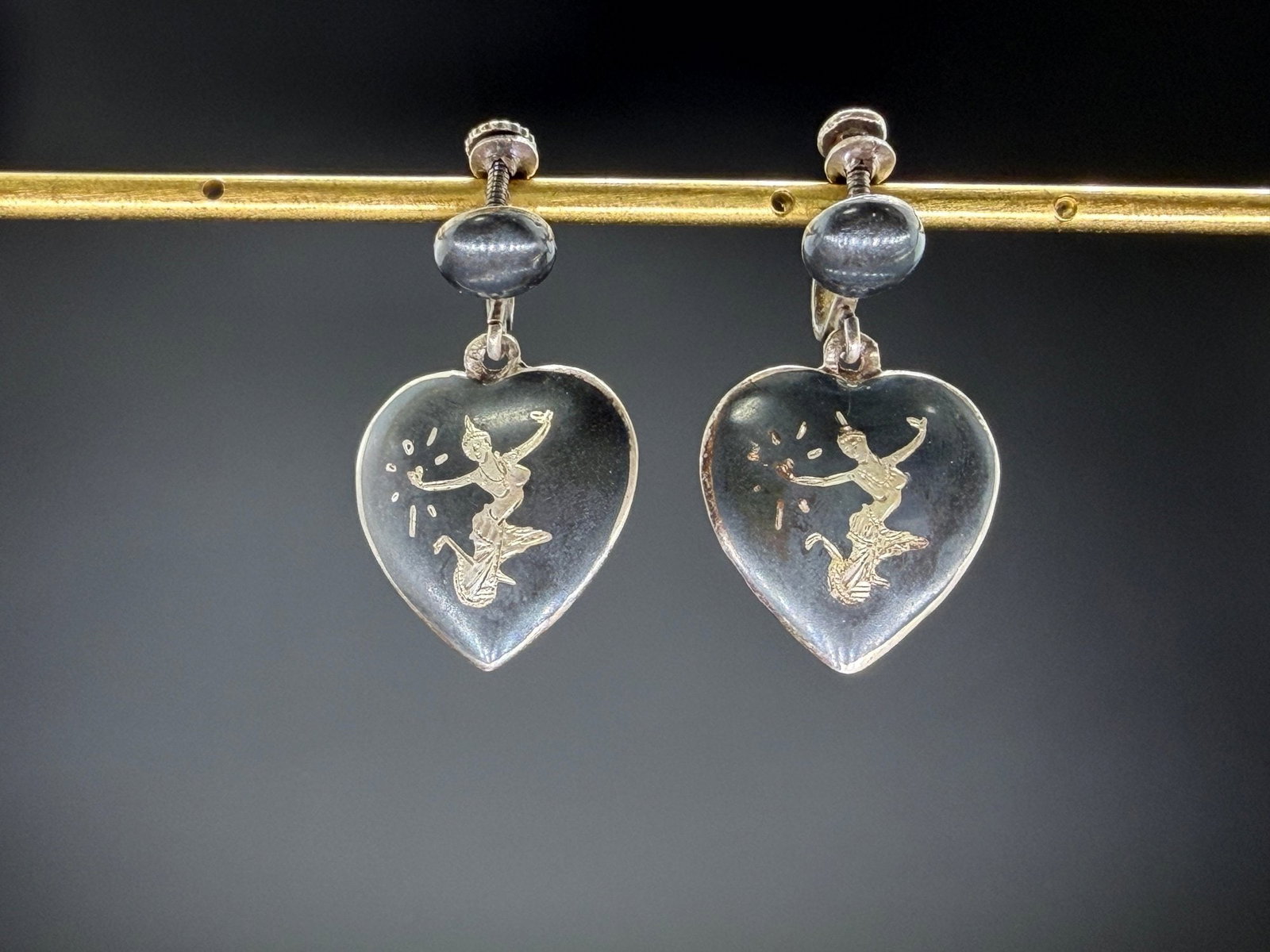 Pre-owned Vintage Siam Sterling Silver Heart Dangle Earrings: 1. Pre-owned- vintage Siam sterling silver heart dangle earrings2. All stamps hallmarks or markings are shown as received and are for reference purposes only. Verification is the sole responsibility o