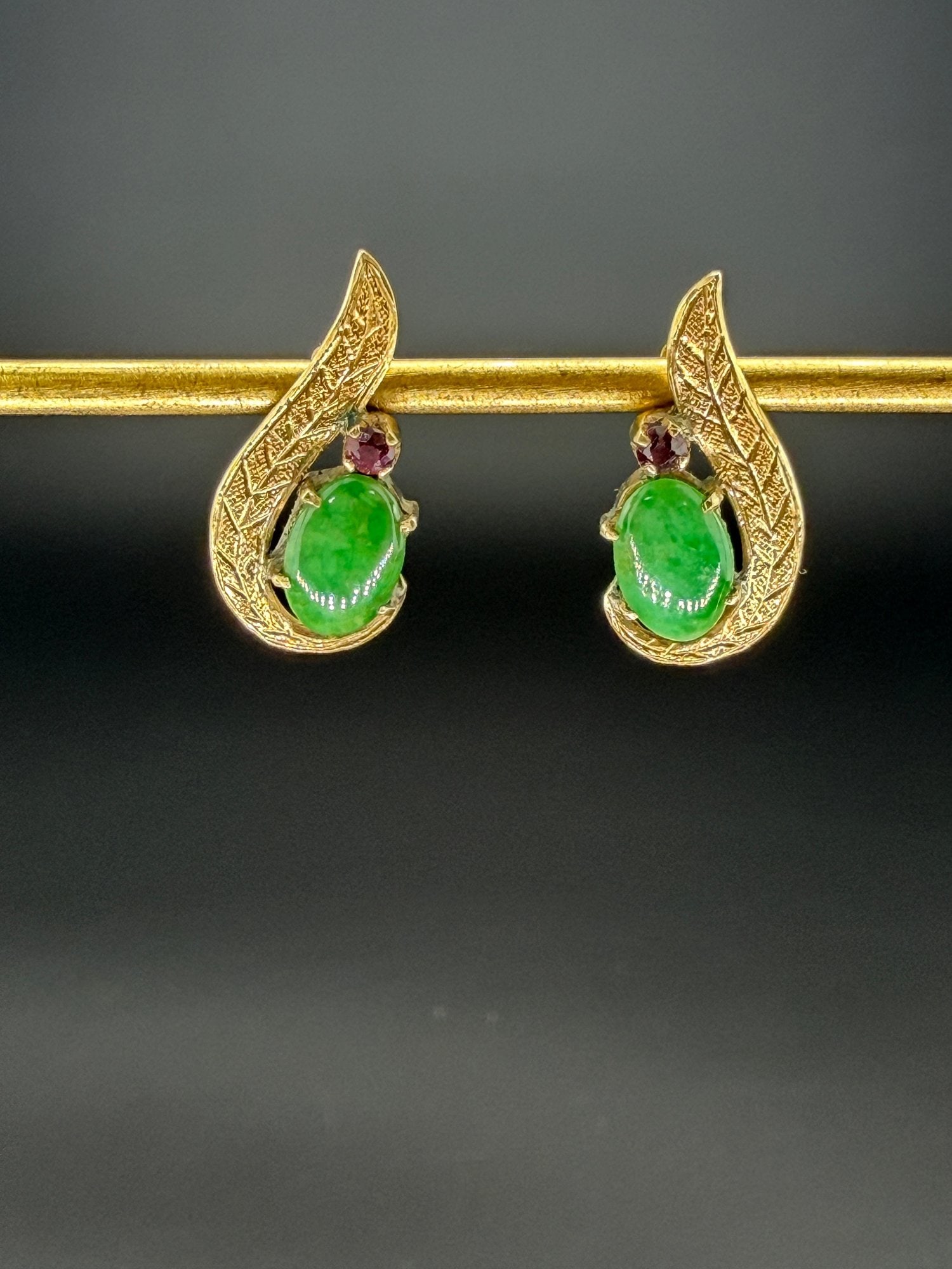 Pre-owned Vintage Ruby Aventurine Gemstone, 14K Gold Stamped Earrings: 1. Pre-owned- Vintage Ruby Aventurine Gemstone 14K Gold Stamped Earrings2. All stamps hallmarks or markings are shown as received and are for reference purposes only. Verification is the sole responsi