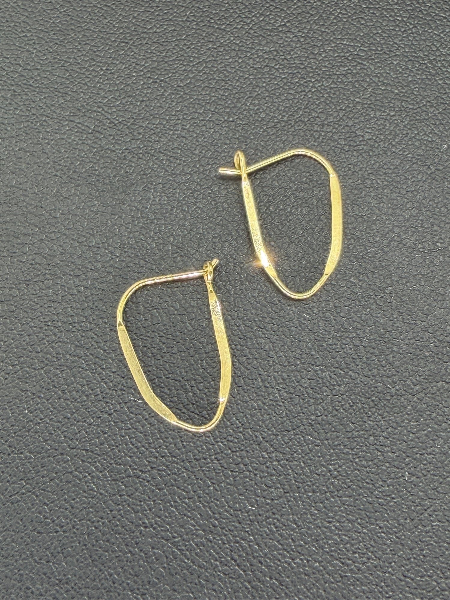 Pre-owned 10K Gold Stamped Earrings: 1. Pre-owned- 10K Gold Stamped Earrings2. All stamps hallmarks or markings are shown as received and are for reference purposes only. Verification is the sole responsibility of the buyer.3. Please rev