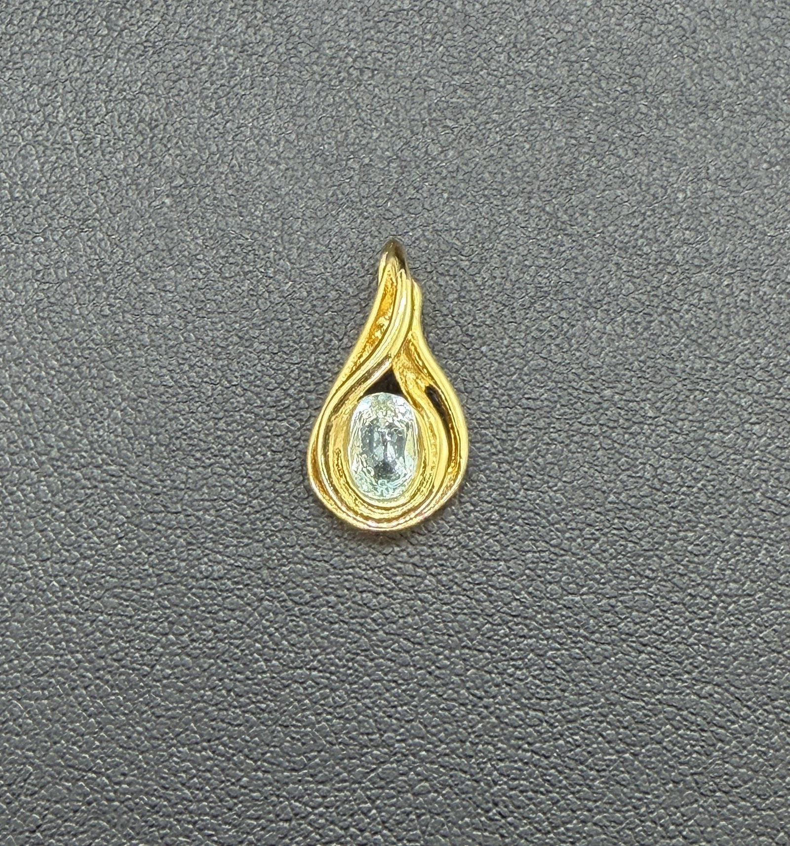 Pre-owned 10K Gold Aquamarine Gemstone Pendant: 1. Pre-owned- 10K Gold Aquamarine Gemstone Pendant2. All stamps hallmarks or markings are shown as received and are for reference purposes only. Verification is the sole responsibility of the buyer.3.