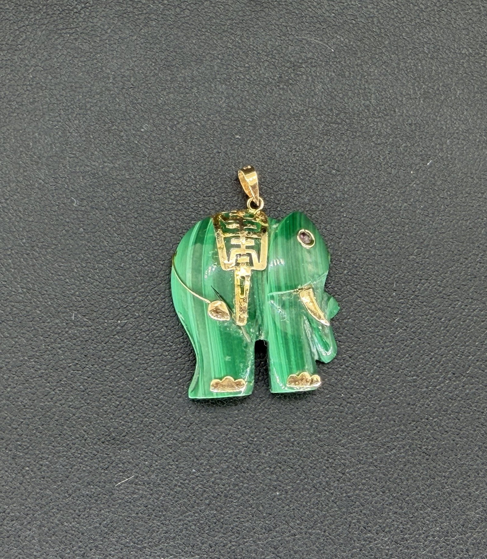 Pre-owned Estate Vintage Handmade Charm 14K Malachite & Ruby Elephant Pendant: 1. Pre-owned- Estate Vintage handmade Charm 14K Malachite & Ruby Elephant Pendant 2. All stamps hallmarks or markings are shown as received and are for reference purposes only. Verification is the