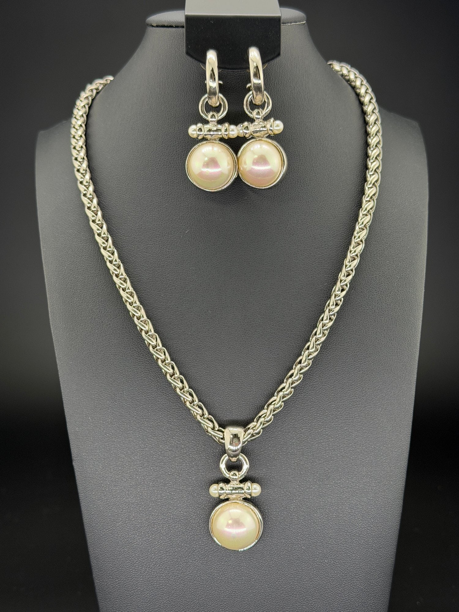 Pre-owned Vintage Exclusive Touch Silver-Tone Pearl Necklace & Matching Drop Earrings Set AAA: 1. Pre-owned-Vintage Exclusive Touch Silver-Tone Pearl Necklace & Matching Drop Earrings Set – Original Box2. All stamps hallmarks or markings are shown as received and are for reference pur