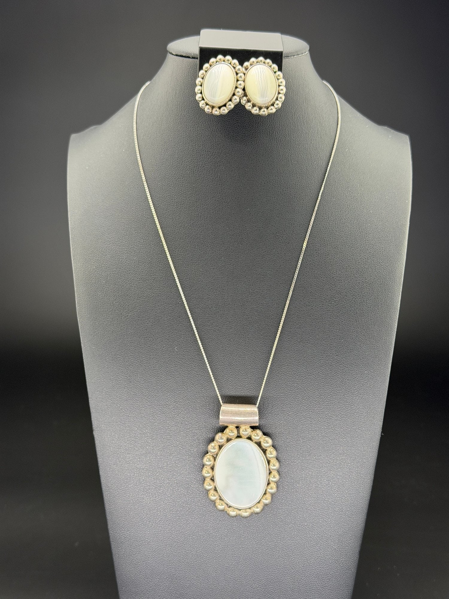 Pre-owned Vintage 925 Sterling Silver Mother Of Pearl Pendant Necklace & Earrings Set (1 of 12)