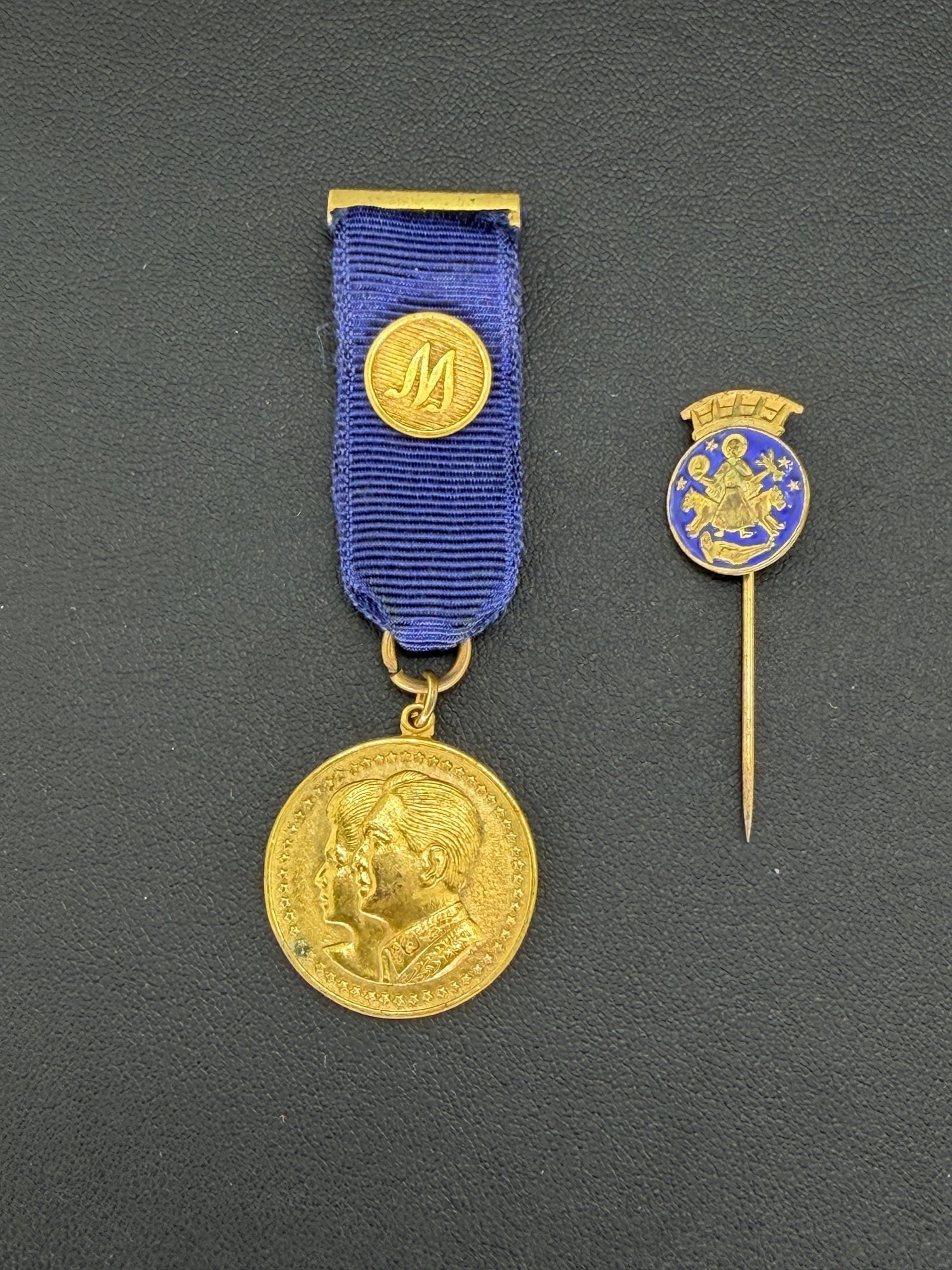 Pre-owned Vintage EL ORO Philippines Military Medal & Blue Enamel Stick Pin Set In Original Box: 1. Pre-owned- Vintage EL ORO Philippines Military Medal & Blue Enamel Stick Pin Set in Original Box2. All stamps hallmarks or markings are shown as received and are for reference purposes only. Ve