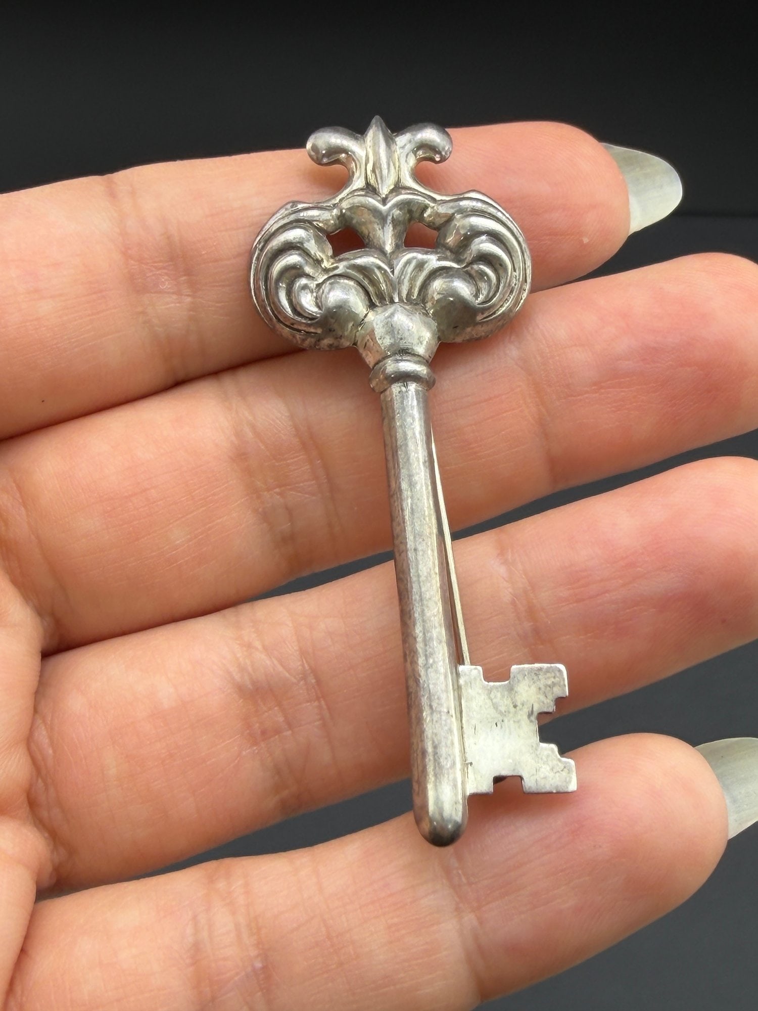 Pre-owned Vintage Silver Skeleton Key Brooch (1 of 5)