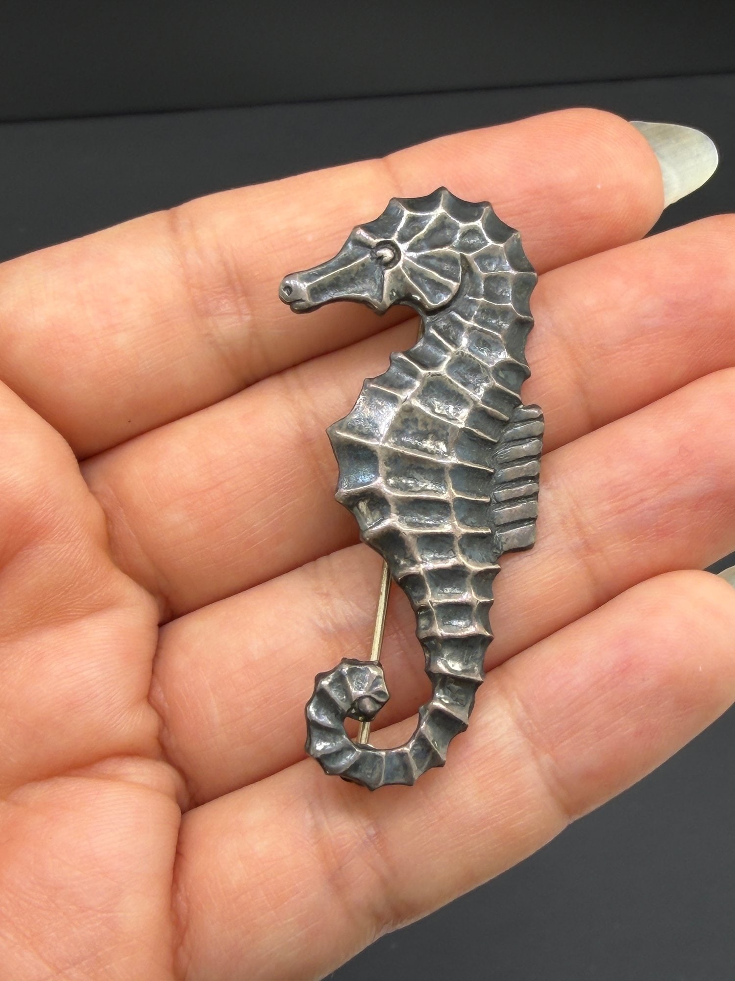 Pre-owned Sterling Vintage Figural Seahorse Brooch: 1. Pre-owned- Sterling vintage figural seahorse brooch2. All stamps hallmarks or markings are shown as received and are for reference purposes only. Verification is the sole responsibility of the buye