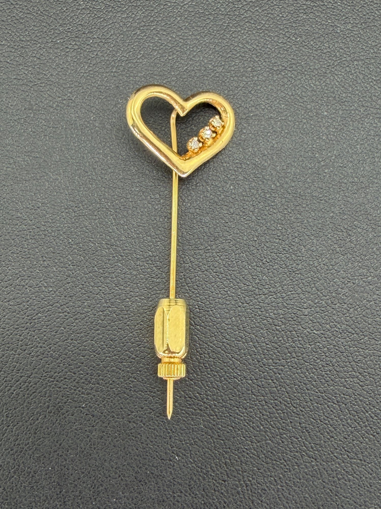 Pre-owned Vintage 14K Yellow Gold Natural Diamond Open Heart Stick Pin: 1. Pre-owned-vintage 14K yellow gold natural diamond open heart stick pin2. All stamps hallmarks or markings are shown as received and are for reference purposes only. Verification is the sole respons