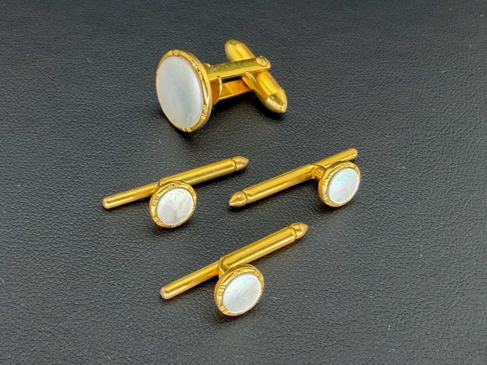 Pre-owned Vintage Signed G&P 12K Gold Filled Mother Of Pearl Tuxedo Cufflinks & Studs Set: 1. Pre-owned- Vintage Signed G&P 12K Gold Filled Mother of Pearl Tuxedo Cufflinks & Studs Set2. All stamps hallmarks or markings are shown as received and are for reference purposes only. Veri