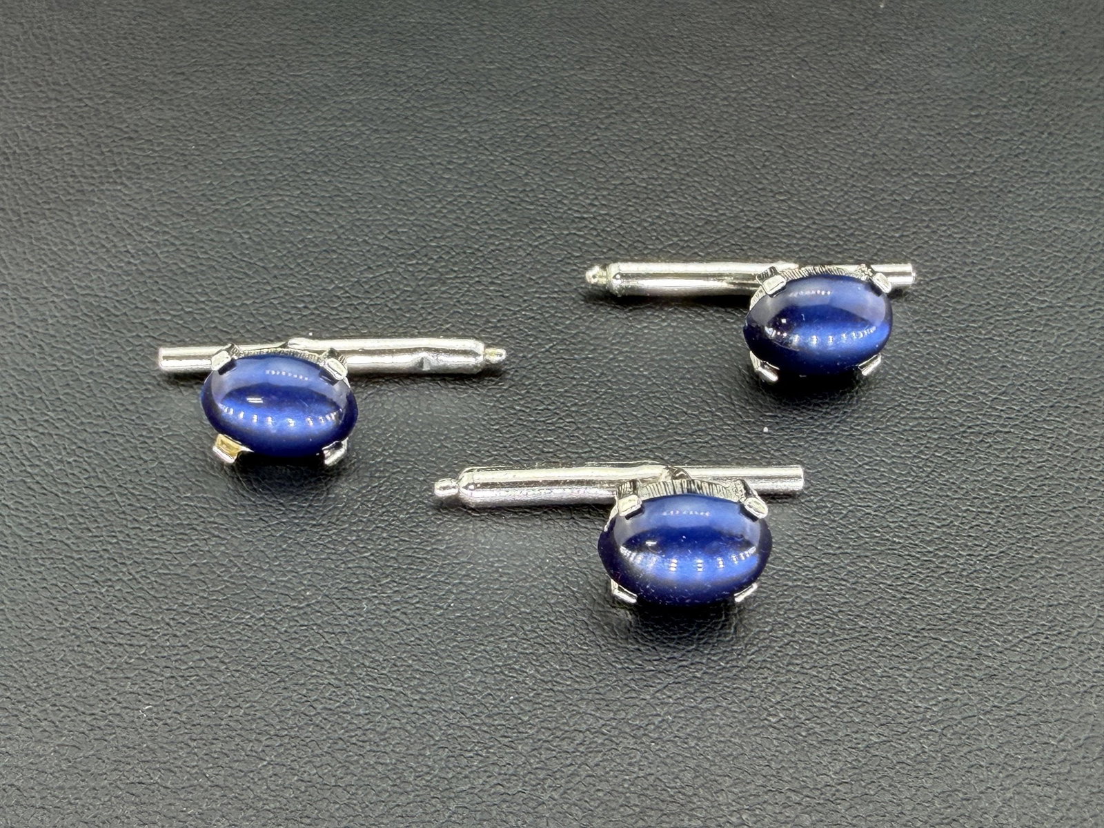 Pre-owned Vintage Art Deco Blue Star Sapphire Faux Cabochon: 1. Pre-owned- Vintage Art Deco Blue Star Sapphire Faux Cabochon2. All stamps hallmarks or markings are shown as received and are for reference purposes only. Verification is the sole responsibility of