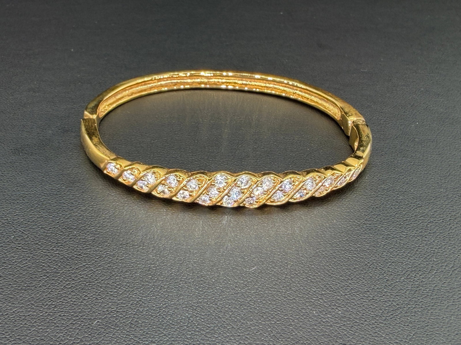 Pre-owned Vintage ROMAN Gold-Tone Cubic Zirconia CZ Hinged Bangle Bracelet AAA Original Box: 1. Pre-owned- Vintage ROMAN Gold-Tone Cubic Zirconia CZ Hinged Bangle Bracelet – Original Box2. All stamps hallmarks or markings are shown as received and are for reference purposes only. Verifi