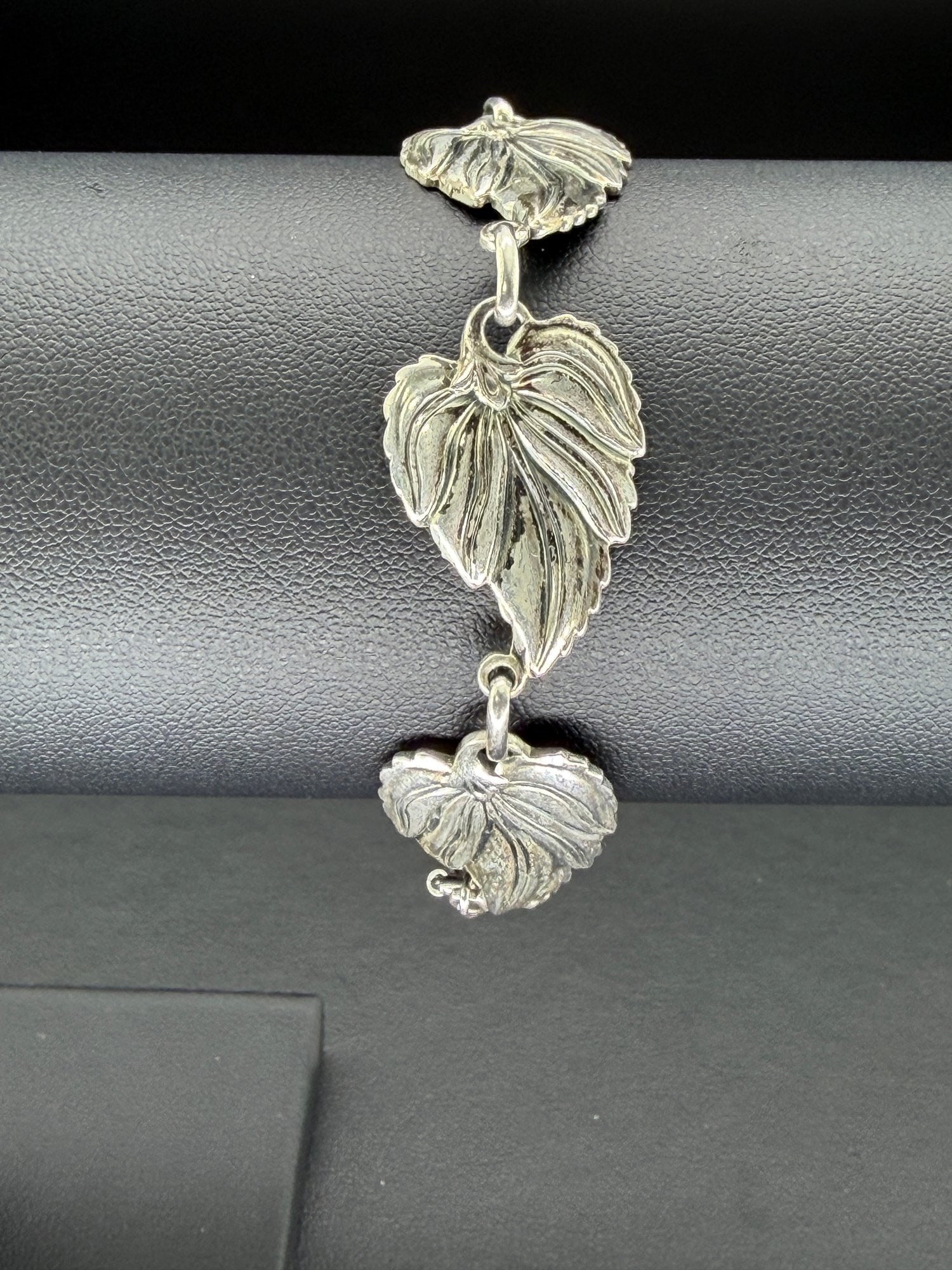 Pre-owned Vintage Signed Danecraft Sterling Silver Leaf Panel Link Bracelet: 1. Pre-owned- Vintage Signed Danecraft Sterling Silver Leaf Panel Link Bracelet 2. All stamps hallmarks or markings are shown as received and are for reference purposes only. Verification is the sole 