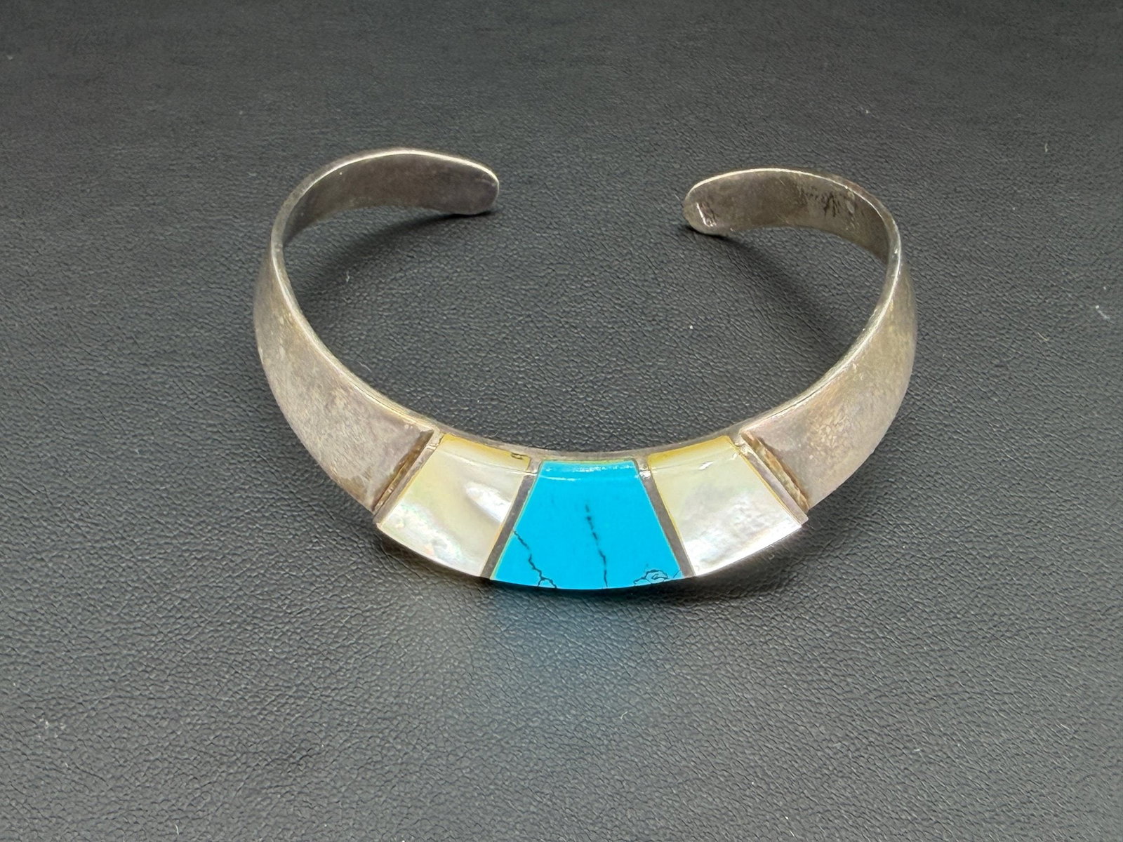 Pre-owned Vintage 925 Sterling Silver Turquoise Mother Of Pearl Inlay Tapered Cuff Bracelet: 1. Pre-owned- Vintage 925 Sterling Silver Turquoise Mother of Pearl Inlay Tapered Cuff Bracelet2. All stamps hallmarks or markings are shown as received and are for reference purposes only. Verificati