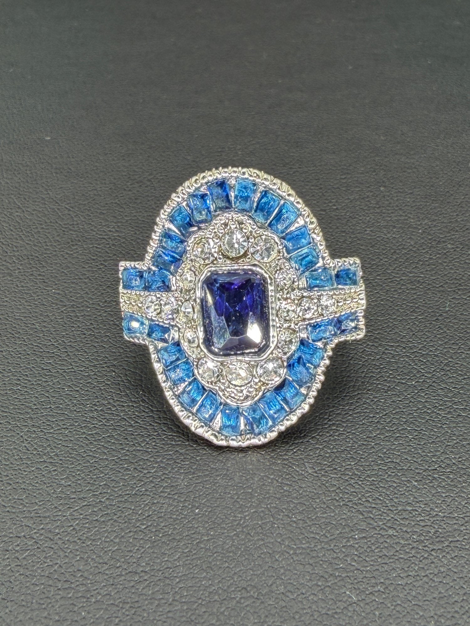 Pre-owned Vintage 925 Sterling Silver Blue & Clear Stone Ring: 1. Pre-owned- Vintage 925 Sterling Silver Blue & Clear Stone Ring2. All stamps hallmarks or markings are shown as received and are for reference purposes only. Verification is the sole responsibil
