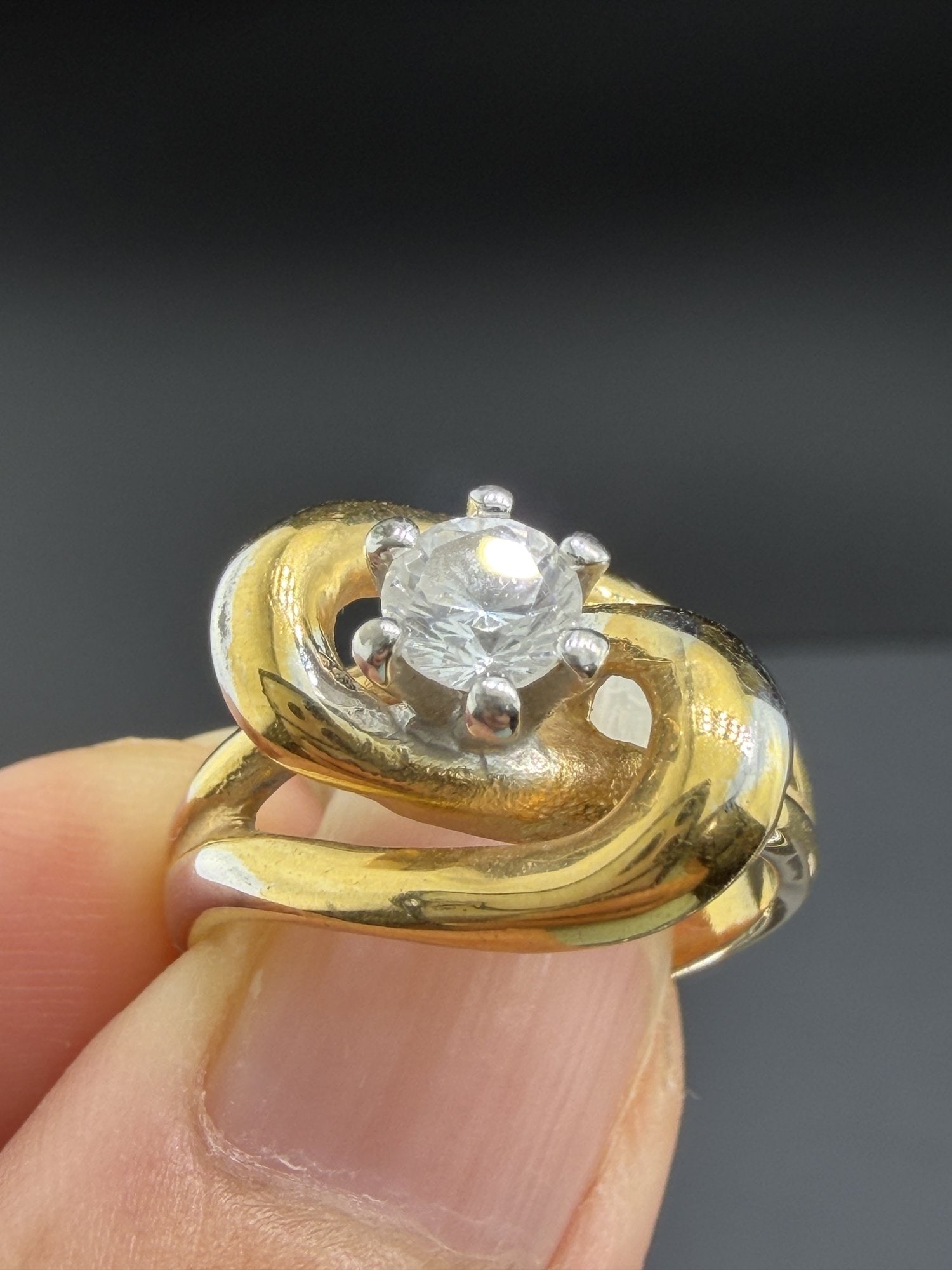 Pre-owned 18K Gold-Filled Cube Zirconia Ring: 1. Pre-owned- 18K Gold-Filled Cube Zirconia Ring2. All stamps hallmarks or markings are shown as received and are for reference purposes only. Verification is the sole responsibility of the buyer.3. P