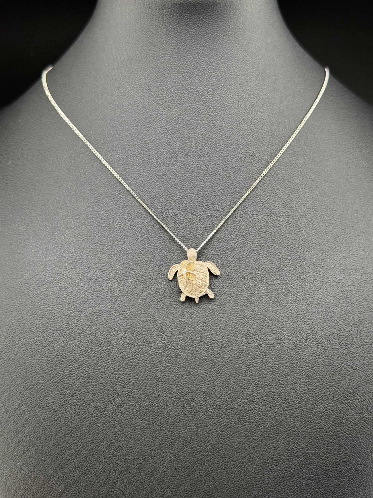 Pre-owned 925 Sterling Silver Turtle Pendant Necklace: 1. Pre-owned- 925 Sterling Silver Turtle Pendant Necklace2. All stamps hallmarks or markings are shown as received and are for reference purposes only. Verification is the sole responsibility of the b