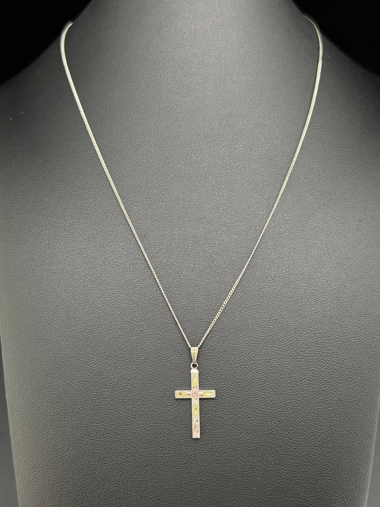 Pre-owned Vintage Italy 925 Sterling Silver Engraved Floral Cross Pendant Necklace: 1. Pre-owned- Vintage Italy 925 Sterling Silver Engraved Floral Cross Pendant Necklace2. All stamps hallmarks or markings are shown as received and are for reference purposes only. Verification is the