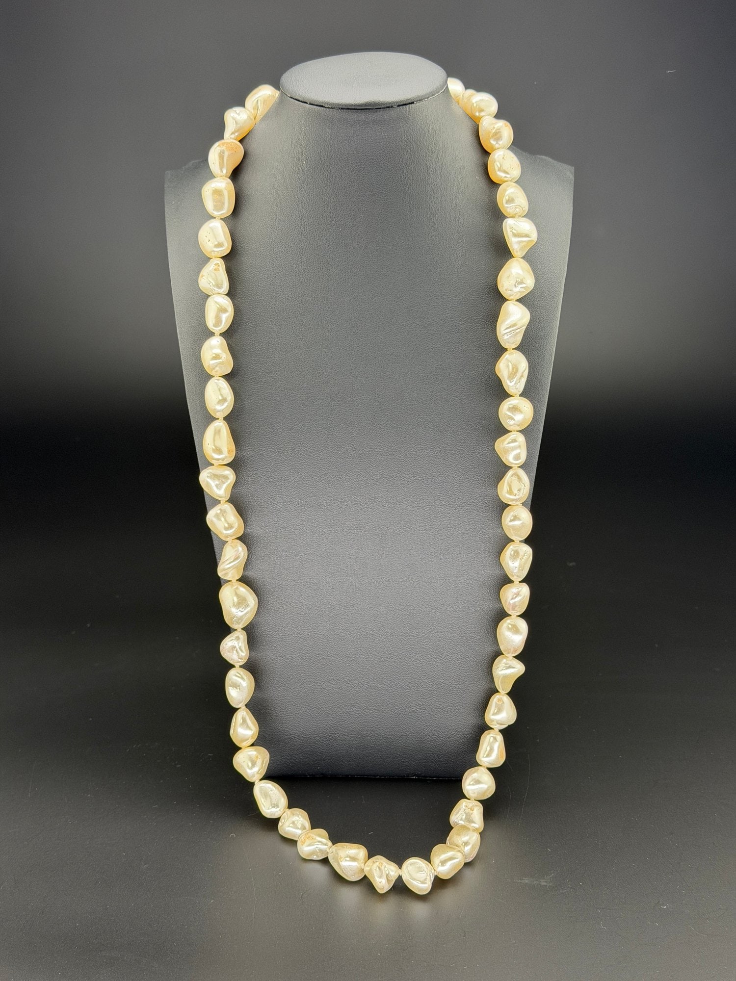 Pre-owned Natural Baroque Freshwater Pearl Necklace AAA Large Irregular White Pearls: 1. Pre-owned- Natural Baroque Freshwater Pearl Necklace – Large Irregular White Pearls2. All stamps hallmarks or markings are shown as received and are for reference purposes only. Verification 