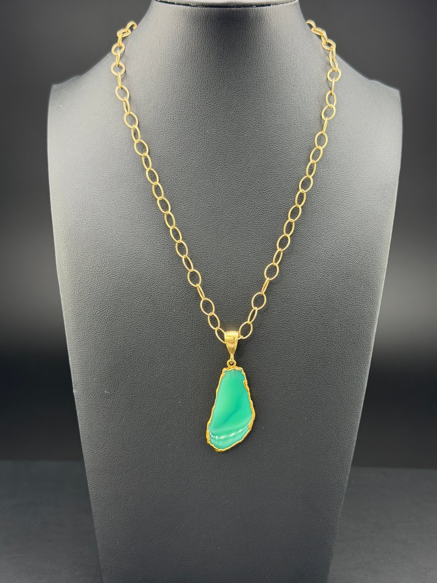 Pre-owned 14K Gold Filled Green Agate Slice Pendant Necklace: 1. Pre-owned- 14K Gold Filled Green Agate Slice Pendant Necklace2. All stamps hallmarks or markings are shown as received and are for reference purposes only. Verification is the sole responsibility o