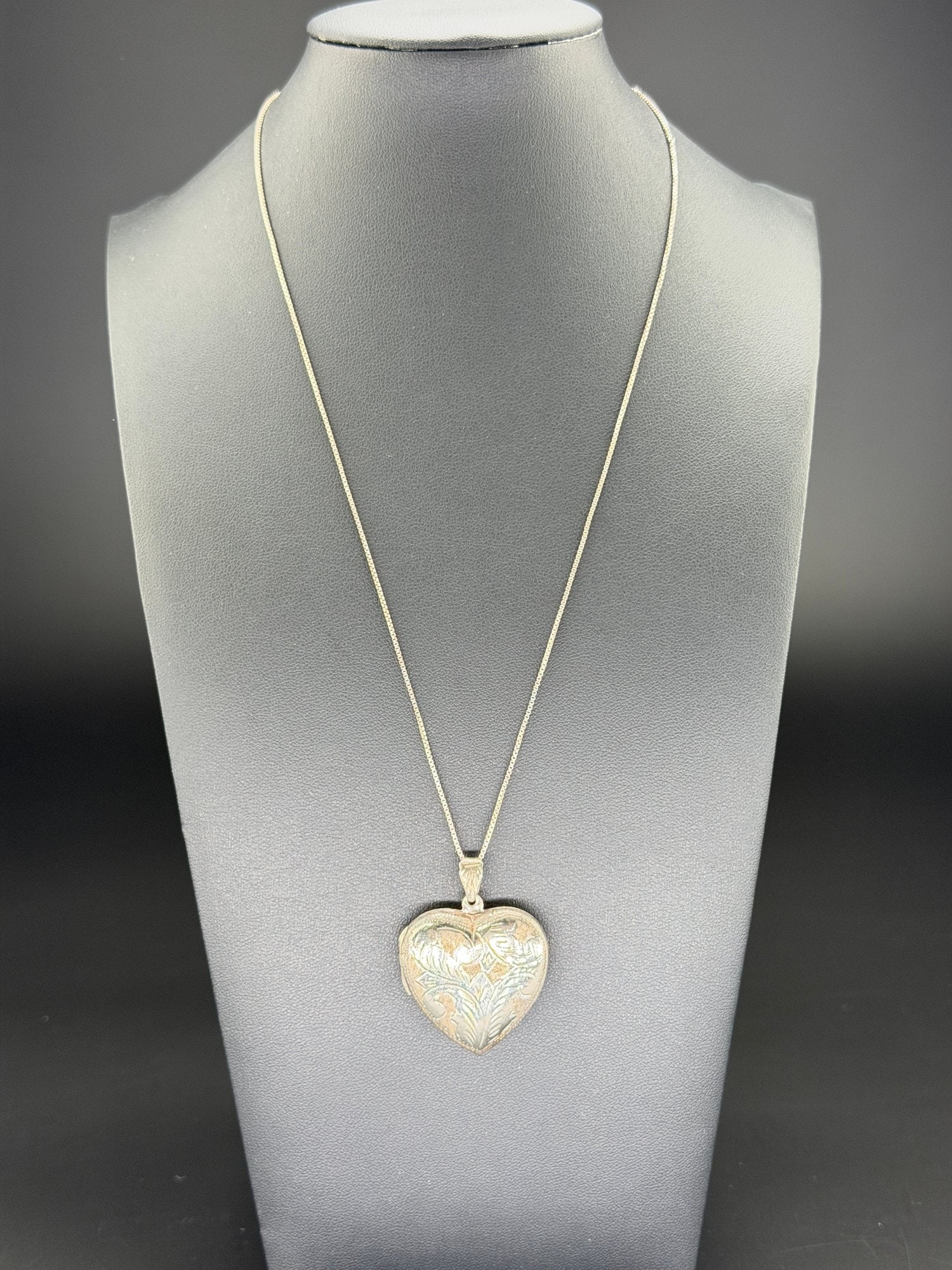 Pre-owned Vintage 925 Sterling Silver Engraved Heart Locket Pendant Necklace AAA Floral Design: 1. Pre-owned- Vintage 925 Sterling Silver Engraved Heart Locket Pendant Necklace – Floral Design2. All stamps hallmarks or markings are shown as received and are for reference purposes only. Ver