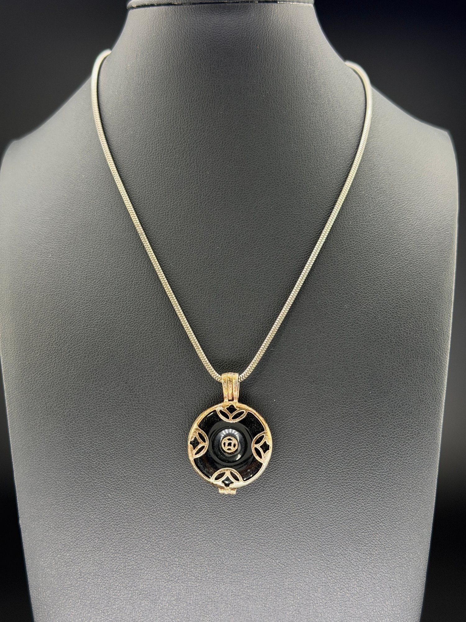 Pre-owned Vintage Sterling Silver Black Onyx Round Pendant Necklace (1 of 5)