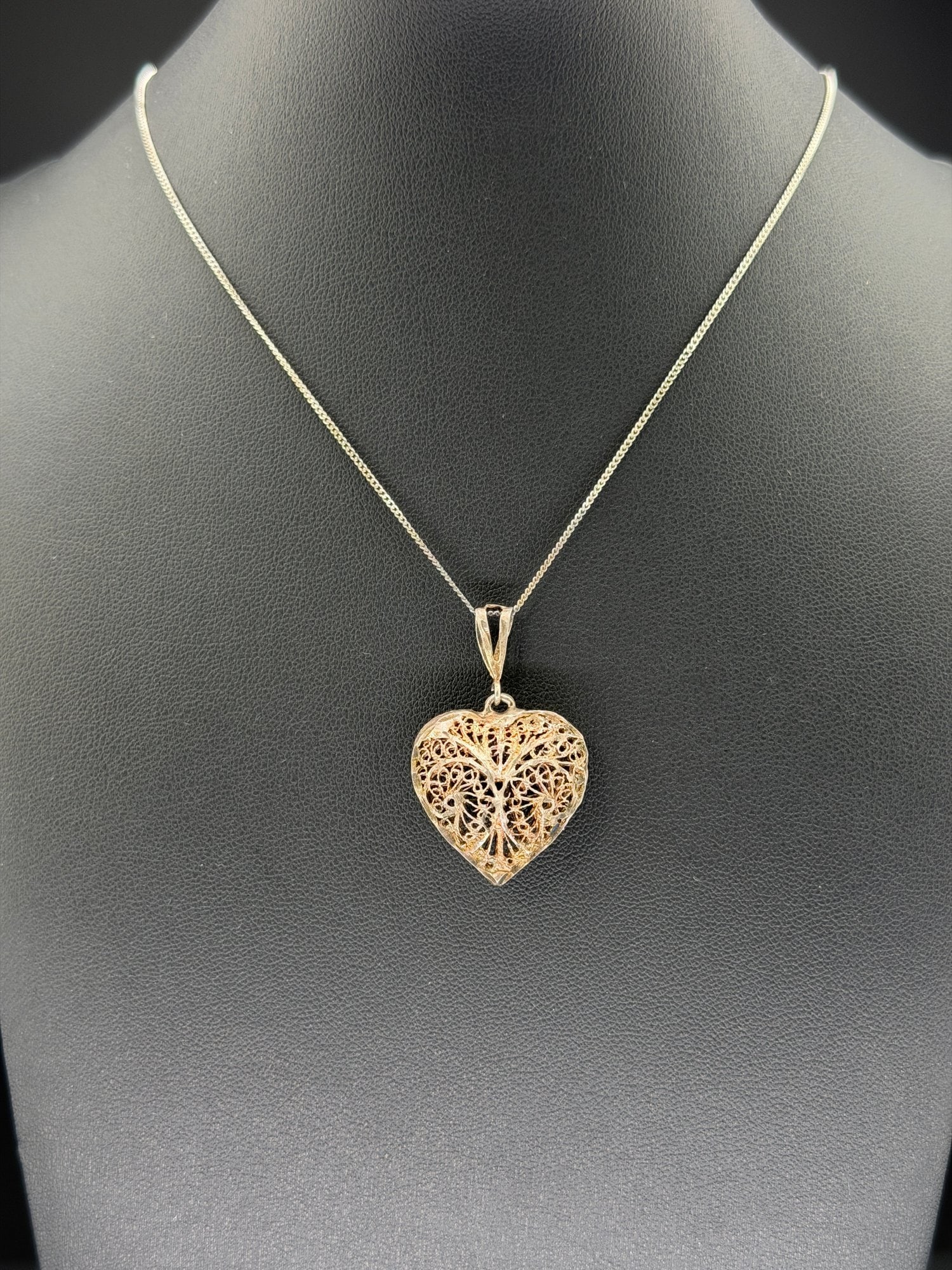 Pre-owned 925 Sterling Silver Filigree Heart Pendant Necklace Intricate Openwork Design: 1. Pre-owned- 925 Sterling Silver Filigree Heart Pendant Necklace – Intricate Openwork Design2. All stamps hallmarks or markings are shown as received and are for reference purposes only. Verifi