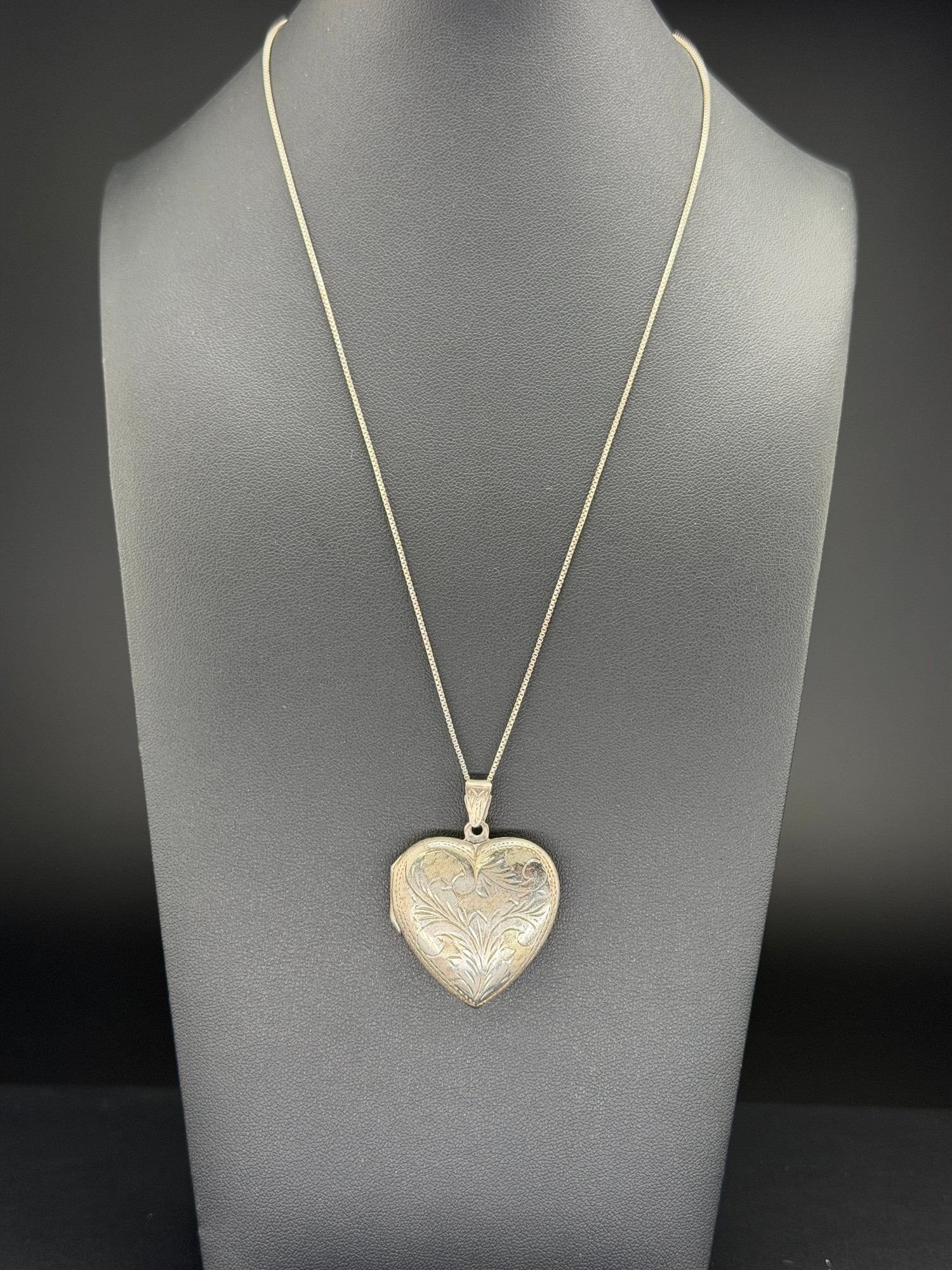 Pre-owned Vintage 925 Sterling Silver Engraved Heart Locket Pendant Necklace AAA Floral Design (1 of 7)
