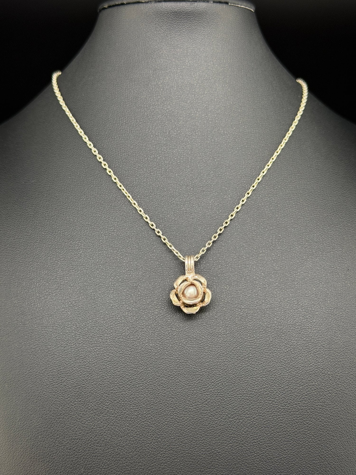 Pre-owned Sterling Silver Natural Pearl Rose Pendant Necklace AAA Floral Design: 1. Pre-owned- Sterling Silver Natural Pearl Rose Pendant Necklace – Floral Design2. All stamps hallmarks or markings are shown as received and are for reference purposes only. Verification is th
