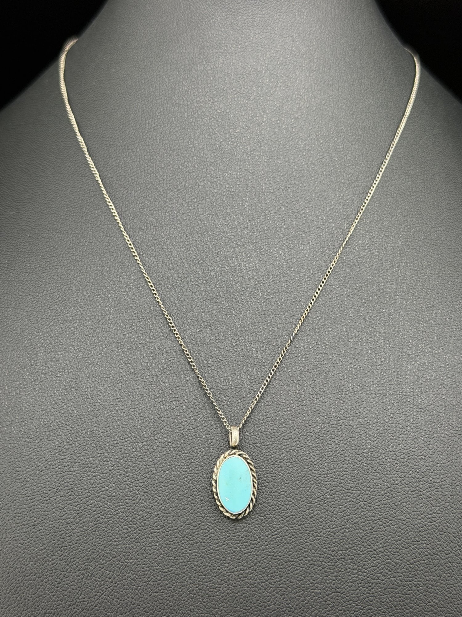 Pre-owned 925 Sterling Silver Turquoise Oval Pendant Necklace AAA Southwestern Style: 1. Pre-owned- 925 Sterling Silver Turquoise Oval Pendant Necklace – Southwestern Style2. All stamps hallmarks or markings are shown as received and are for reference purposes only. Verification 