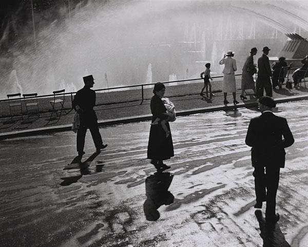 BESNYÖ, Eva (1910-2003).: BESNYÖ, Eva (1910-2003). Fountain, world exhibition 1937, Paris. Silver print, with the photographer's copyright stamp on the reverse 'Eva Besnyö Fotografe gkf Vondelstraat 92 Amsterdam tel. 123767'