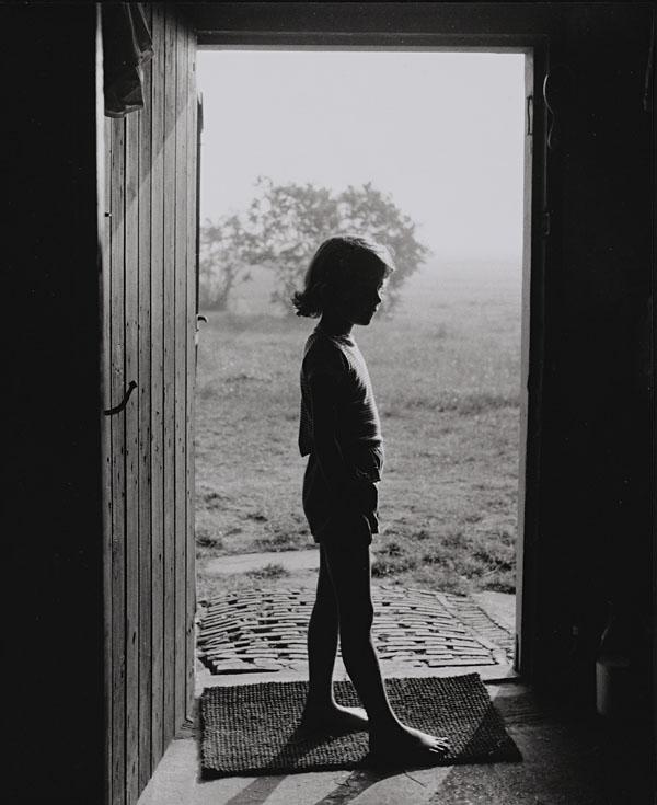 BESNYÖ, Eva (1910-2003).: BESNYÖ, Eva (1910-2003). Yara Brusse, St. Maartenszee, Holland. Silver print, with the photographer's copyright stamp on the reverse 'Eva Besnyö Fotografe gkf Vondelstraat 92 Amsterdam tel. 123767'.