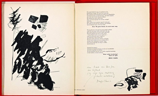 RAVEEL, Roger (1921-) - CLAUS, Hugo (1929-2008).: [Gent, Bredero, 1957]. 2 vouwbladen met gedicht van Hugo Claus in luxe overslagdoos (Phoenix). 32,6 x 25,7 cm. Eén ex. met opdracht: "van harte voor Gert Jan, dit loflied (bij mijn eigen drukkerij ge
