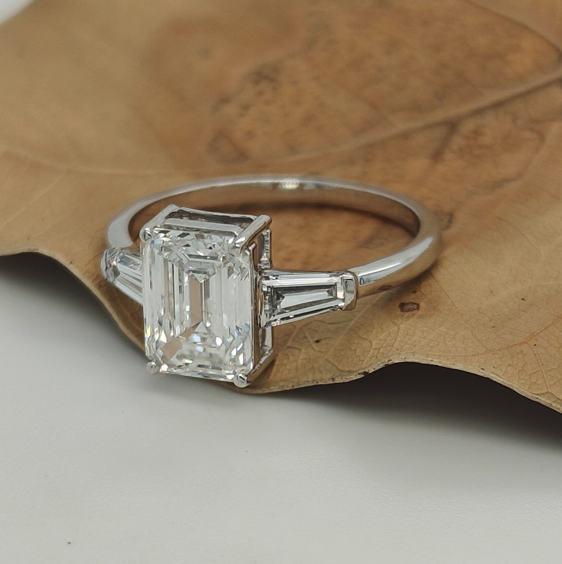 Emerald-Cut 5 ct Lab Grown Diamond Solitaire 14 kt whie gold Ring with Baguette Side Stones (1 of 4)